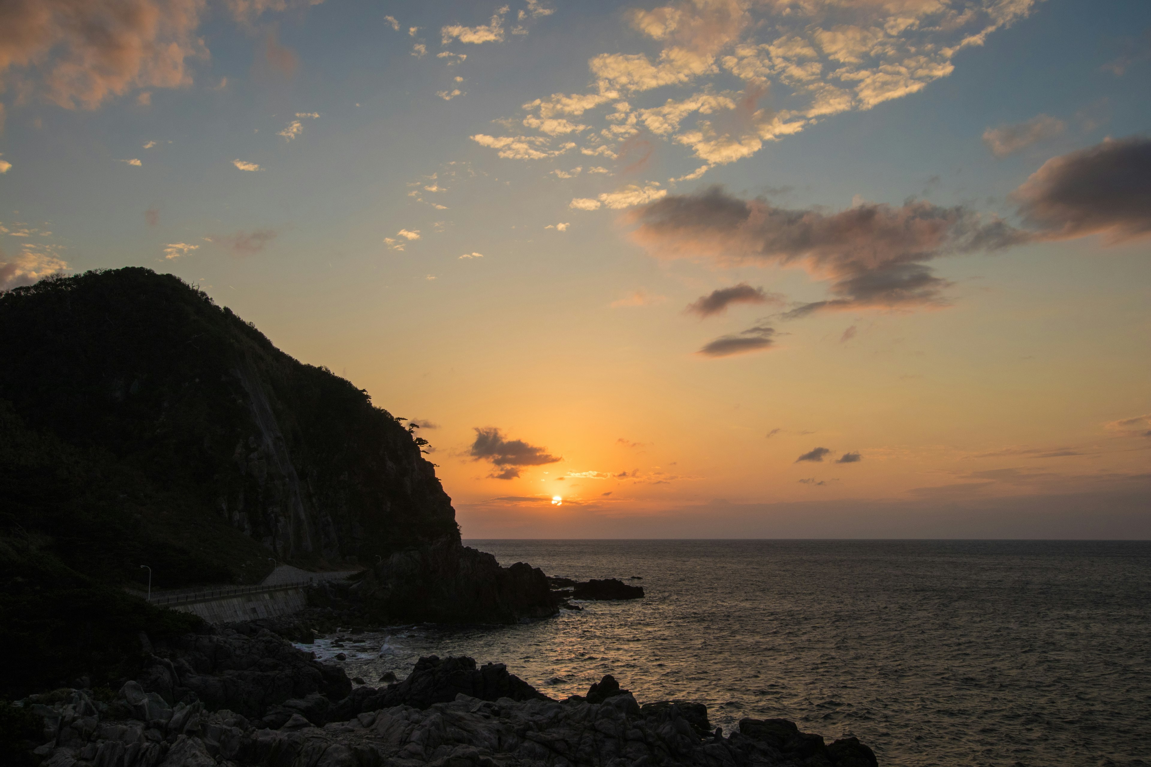 Hermoso paisaje del mar y el atardecer