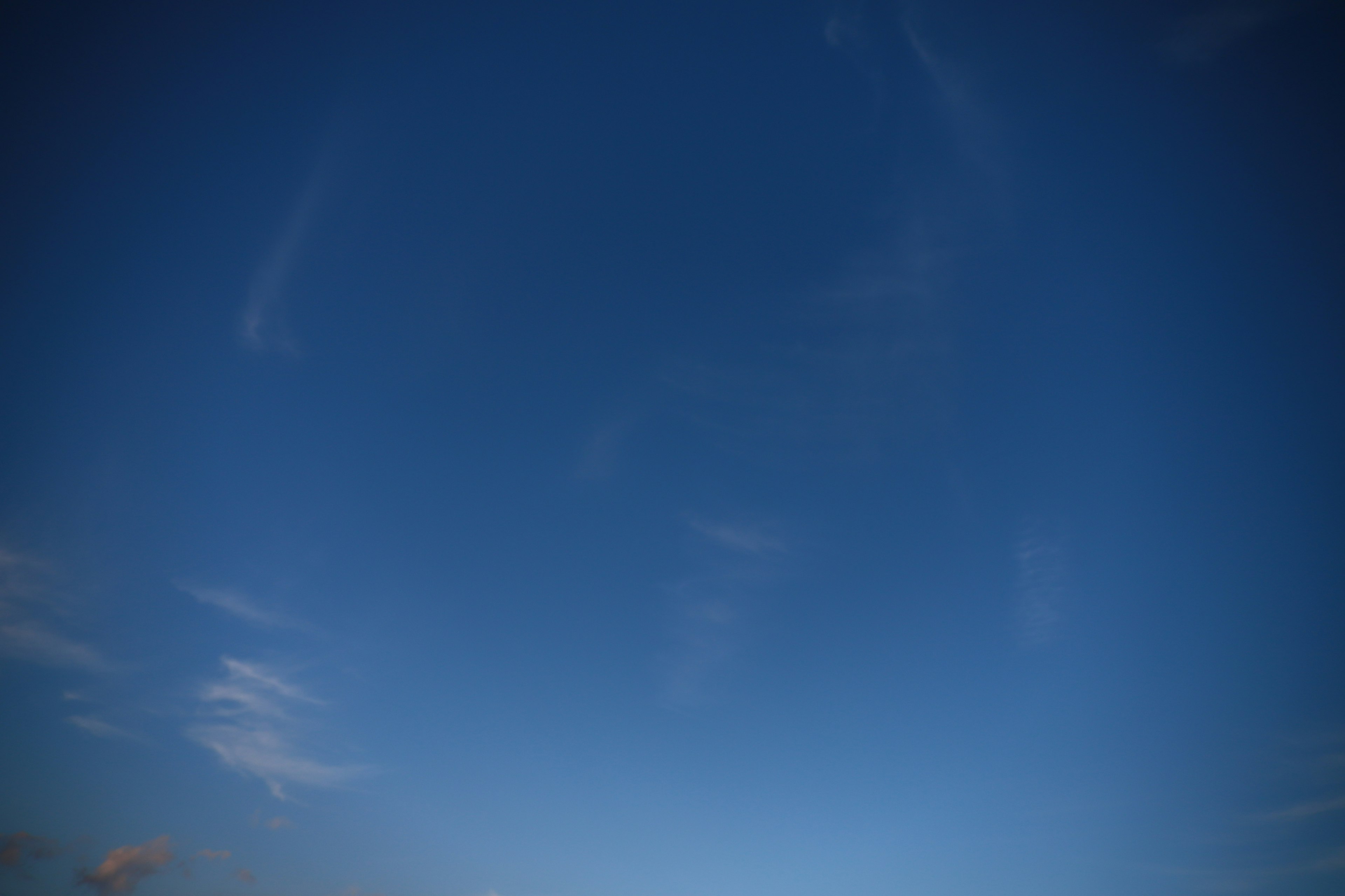 青空に薄い雲が浮かぶ風景