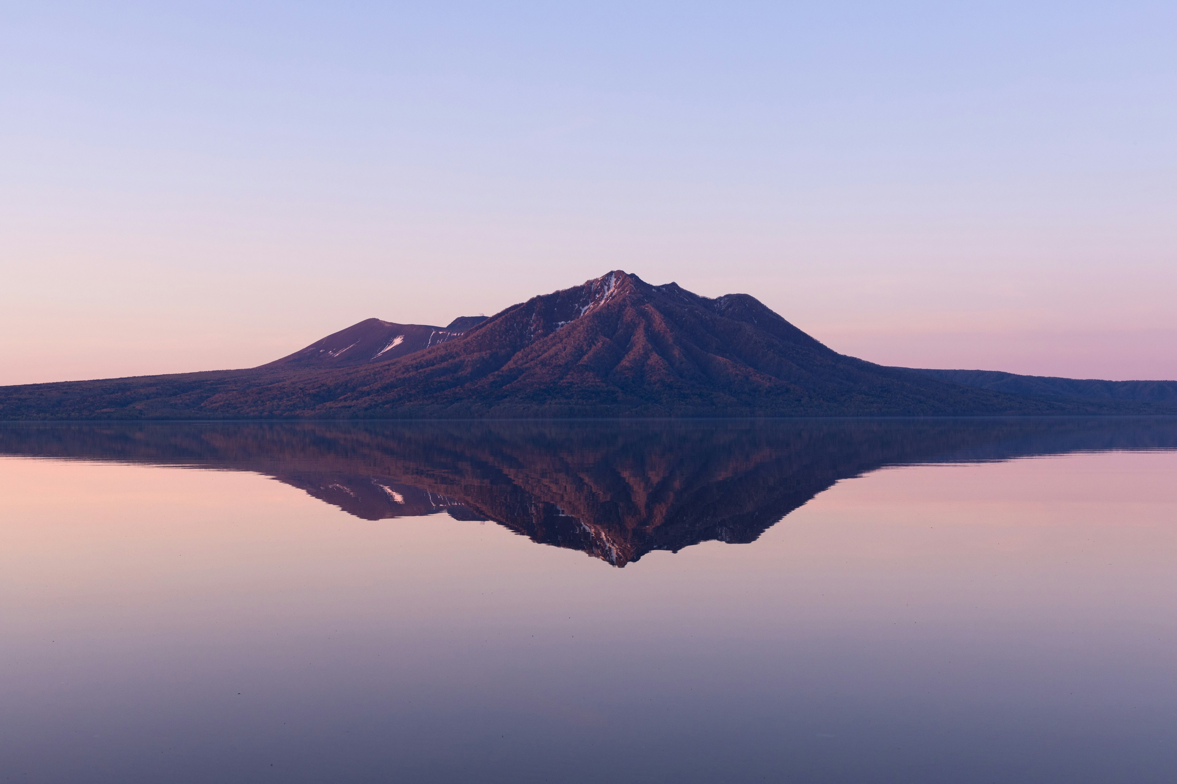 静かな湖面に映る美しい山の風景