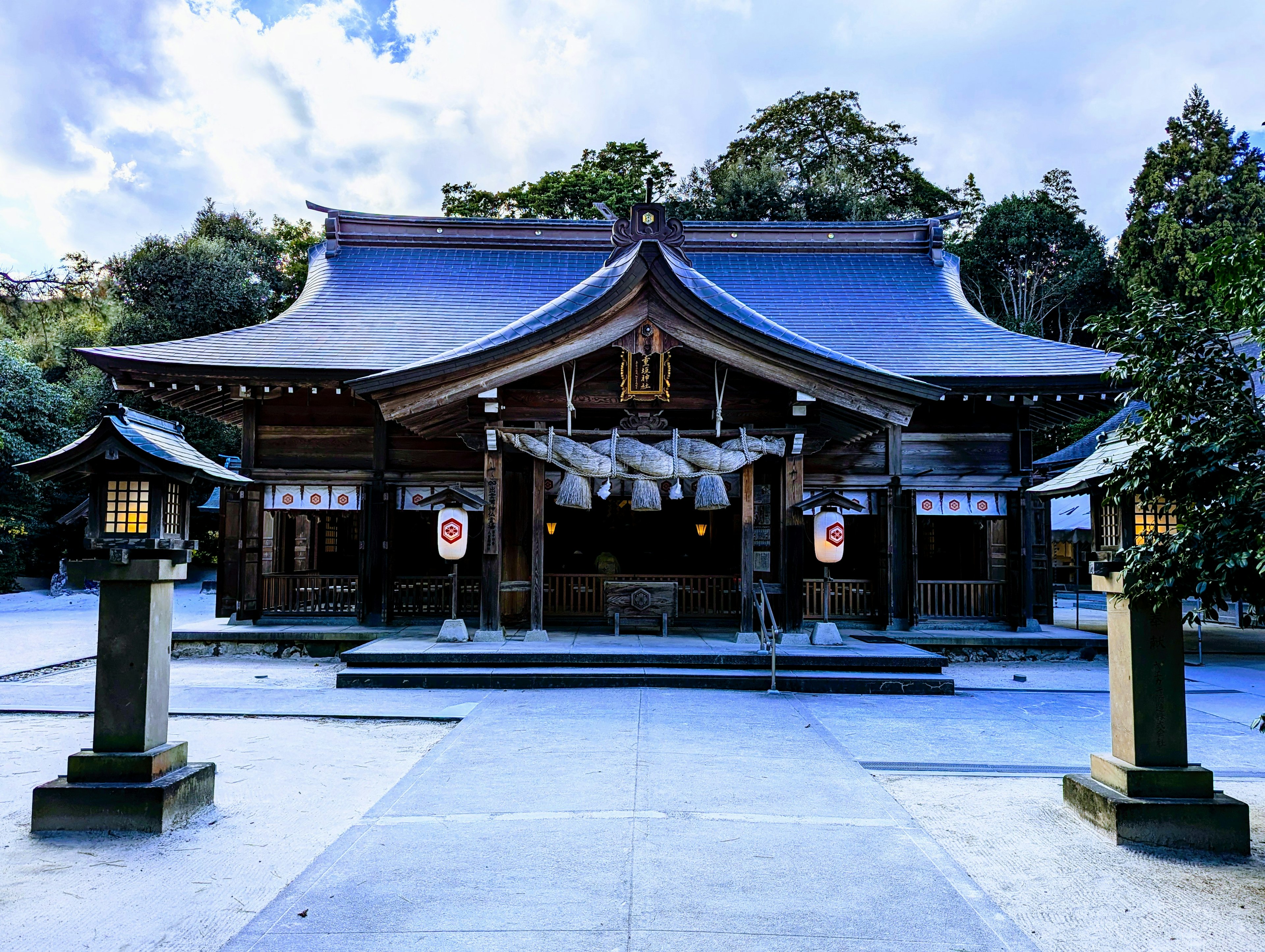 神社の美しい建物と周囲の自然