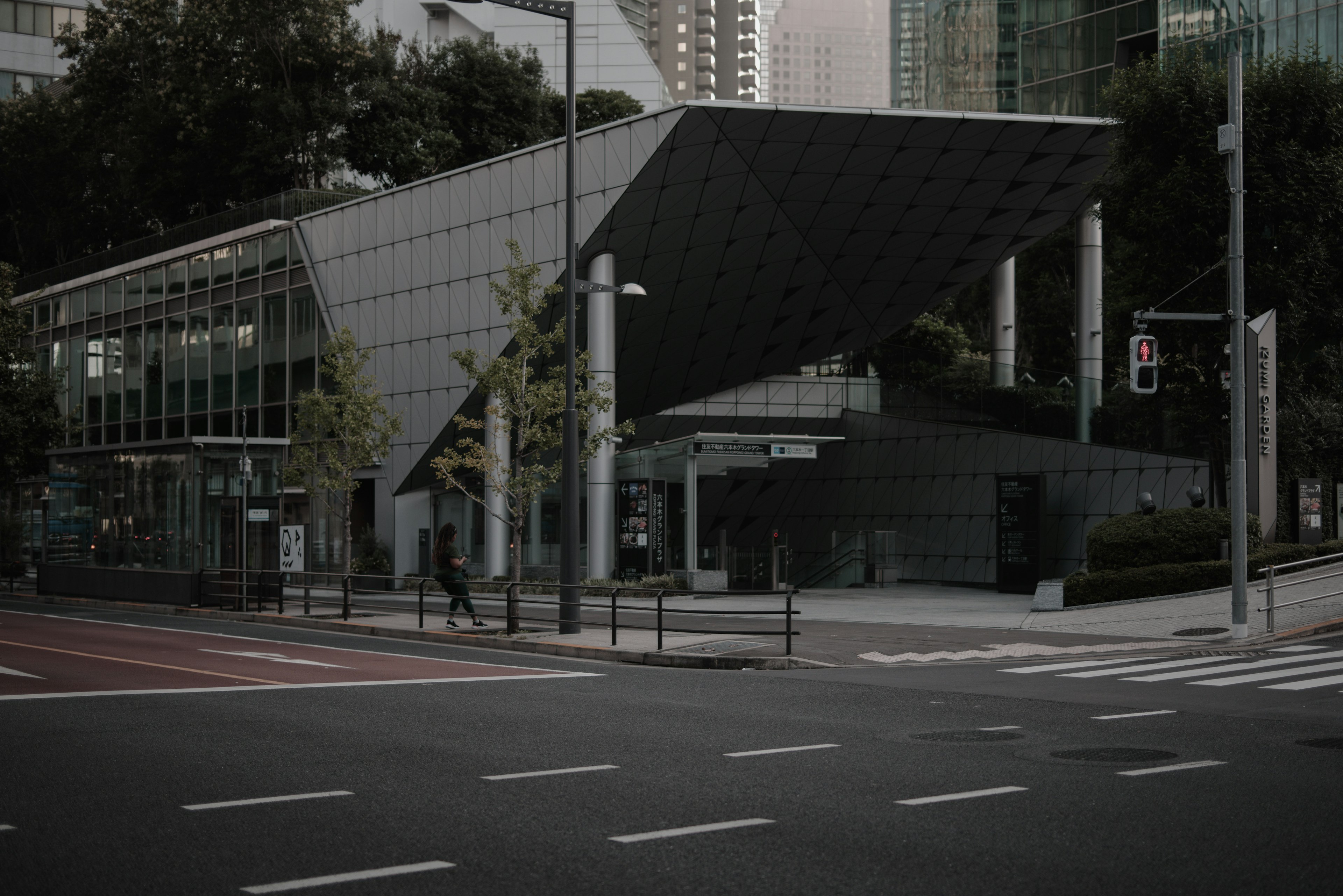 Exterior moderno de un edificio con estructura de vidrio y metal en un entorno urbano