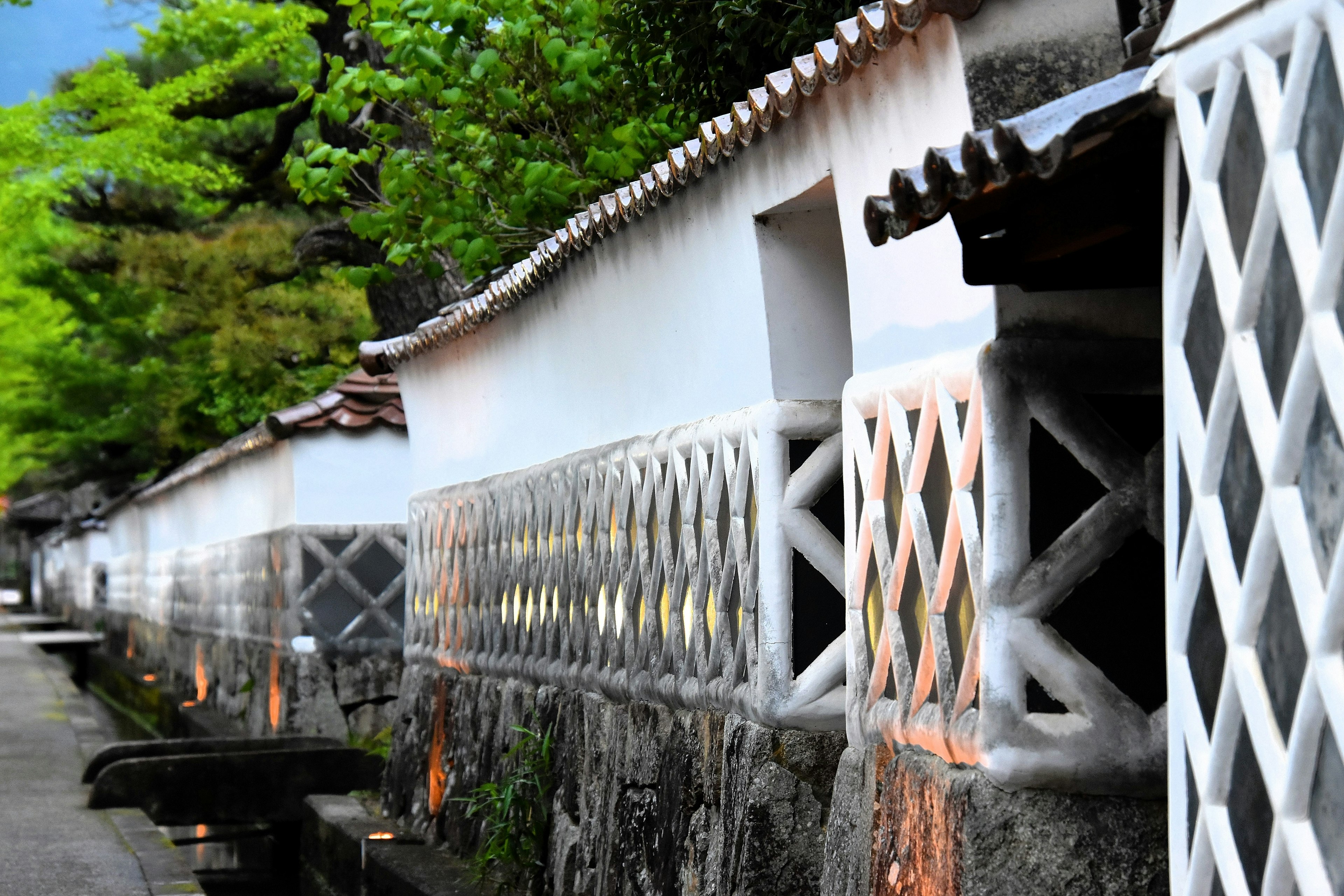 Paisaje con edificios tradicionales de paredes blancas y patrones de celosía