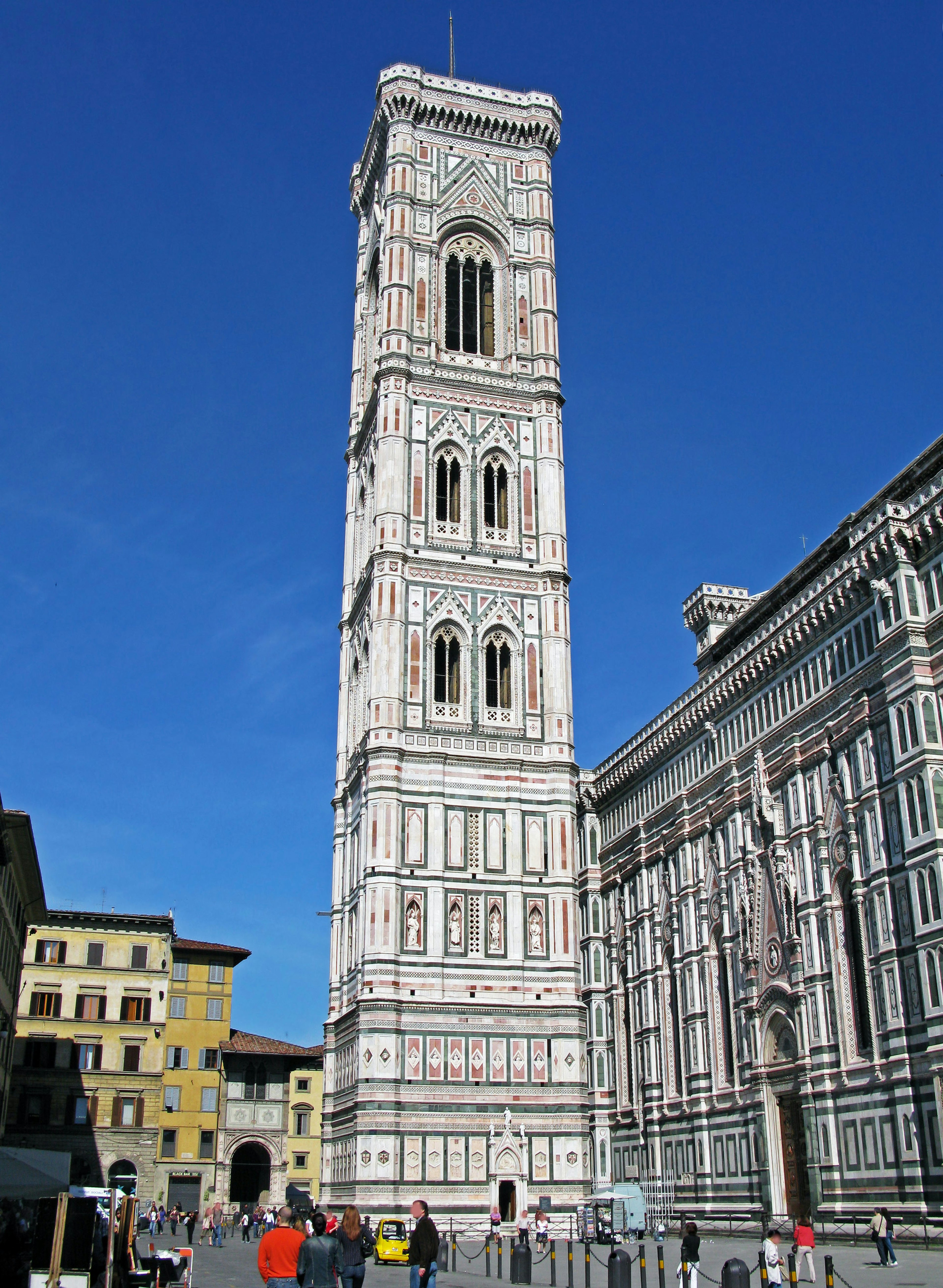 Bella facciata del Campanile di Giotto a Firenze sotto un cielo blu chiaro