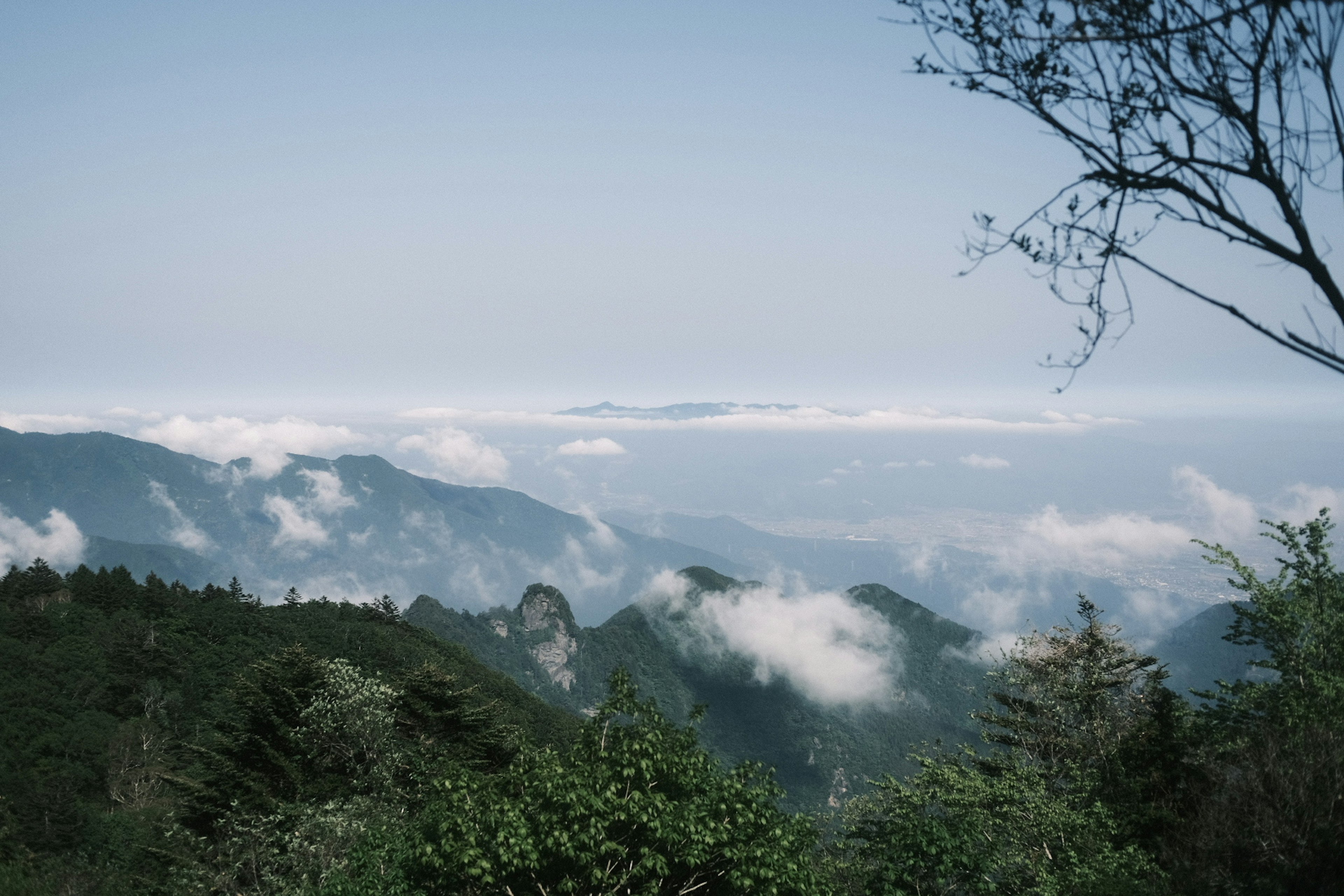 山々と雲海が広がる美しい風景