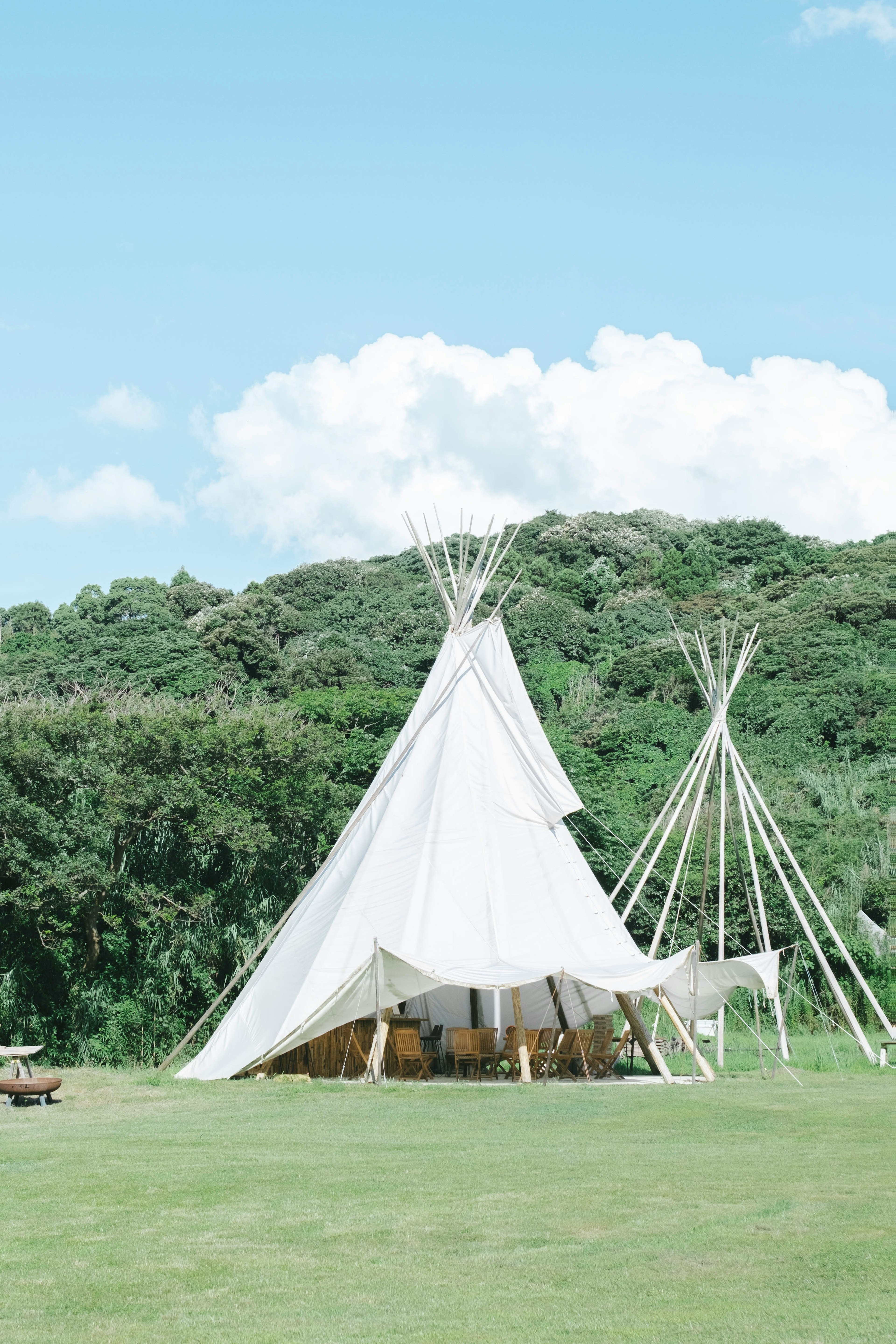 Tipi blanc sur une prairie verte