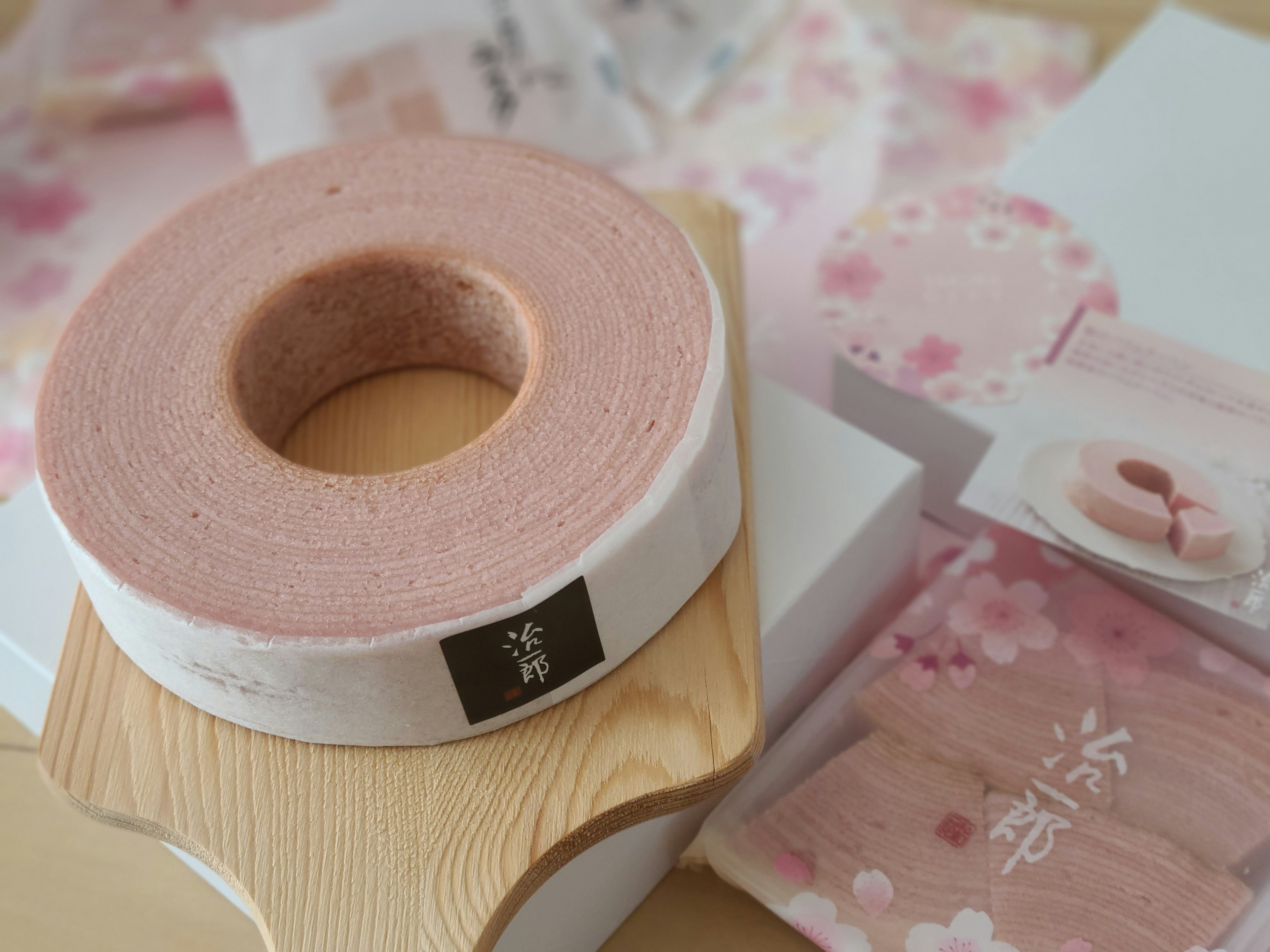 Mesa con cinta adhesiva rosa y papelería con diseños de flores de cerezo