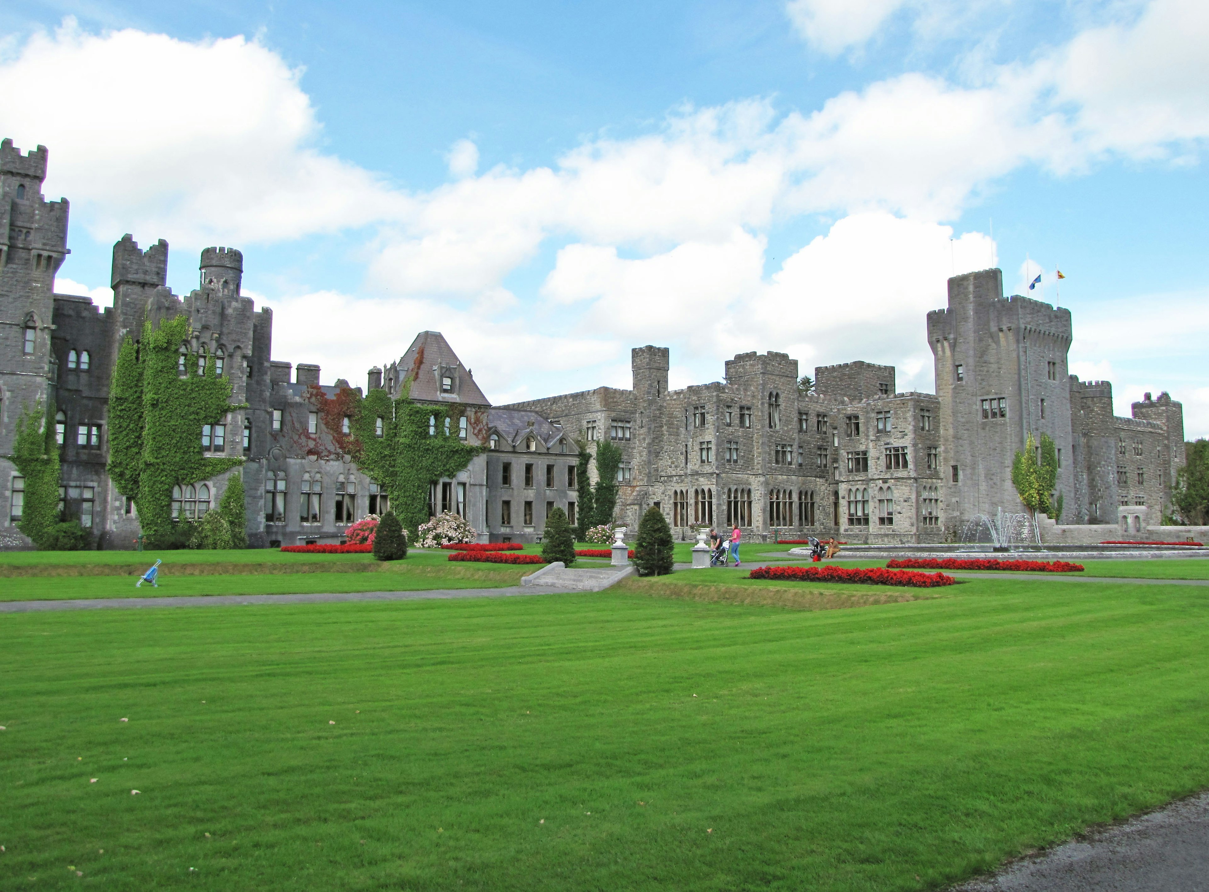 Arquitectura histórica de castillo rodeada de césped verde