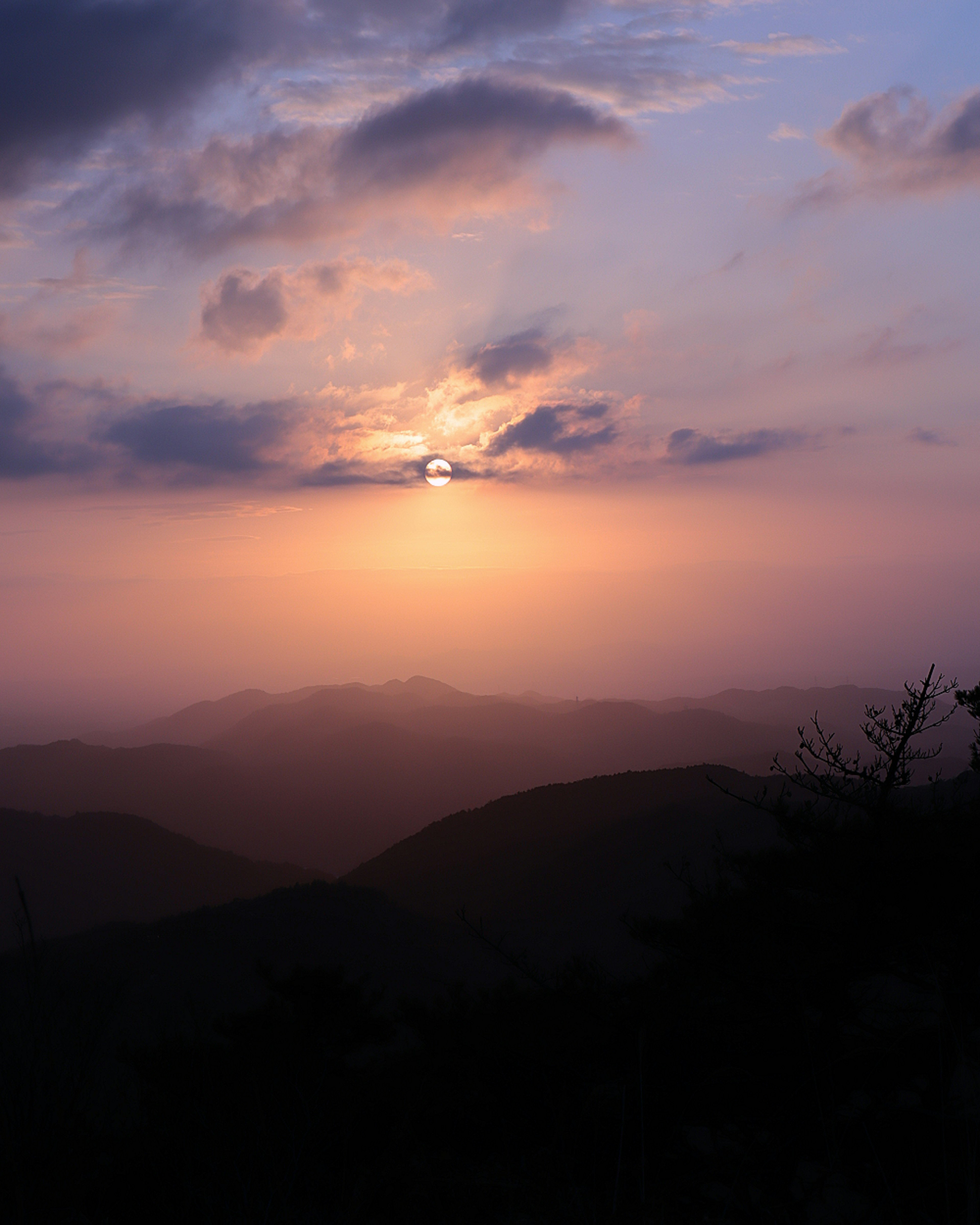 Paysage magnifique avec le soleil se levant entre les collines