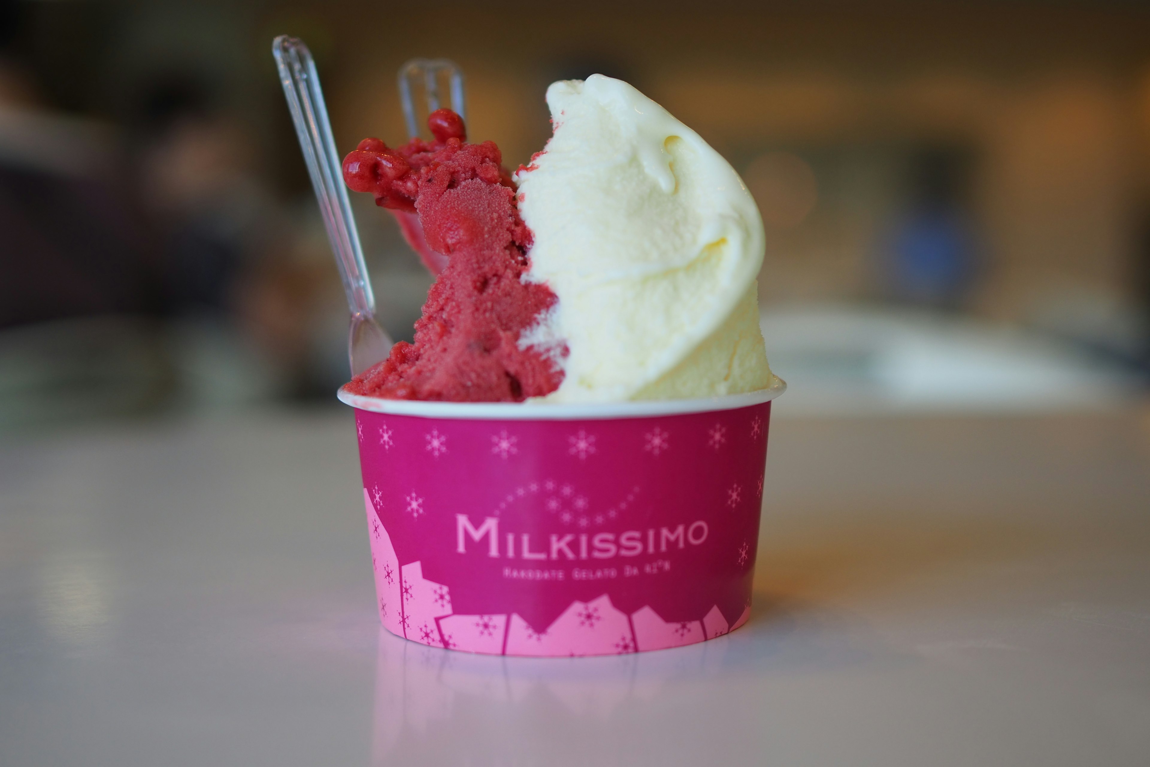 Gelato de fresa y vainilla en un vaso rosa de Milkissimo