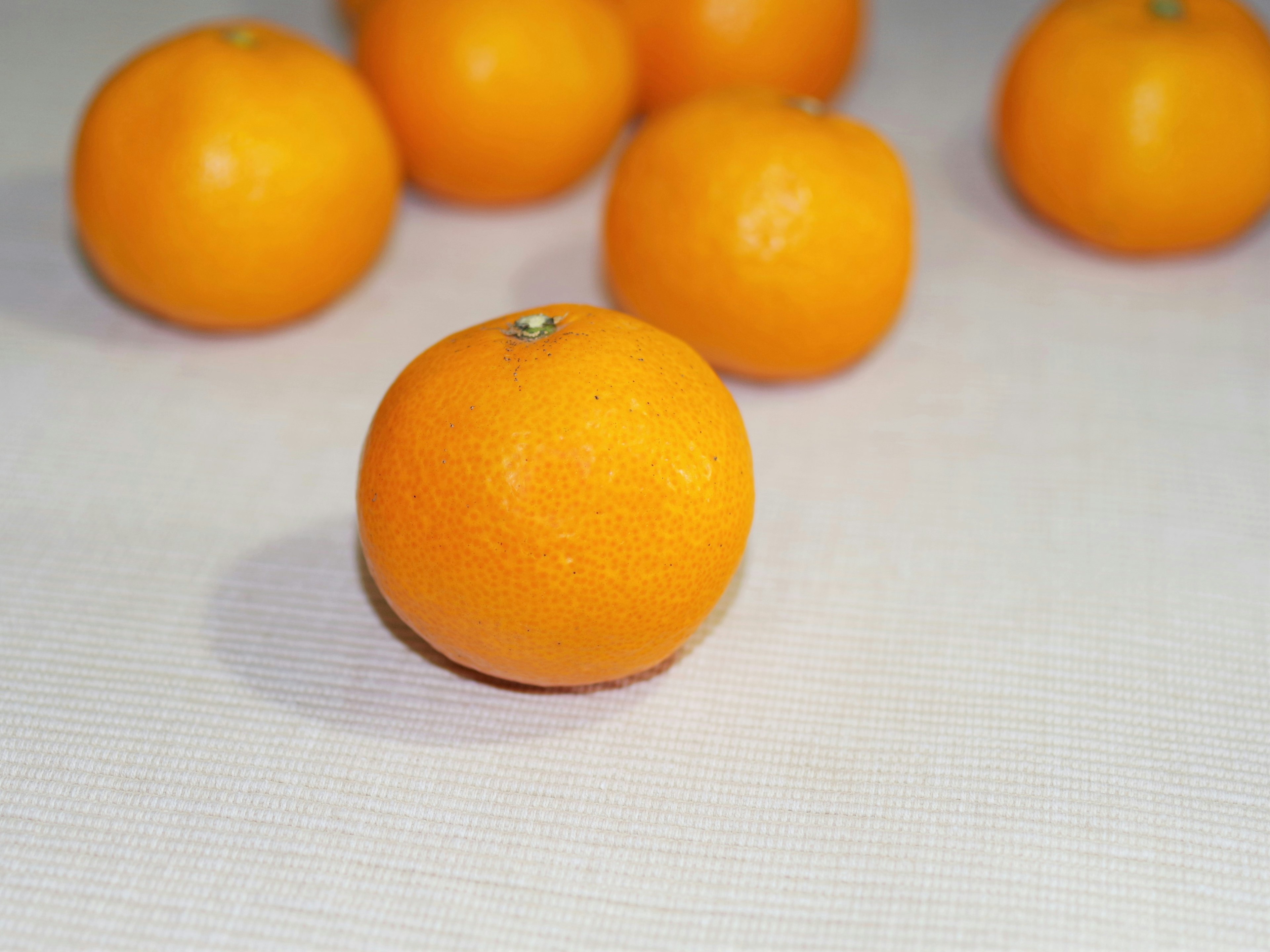 Mandarinas naranjas vibrantes dispuestas sobre una mesa