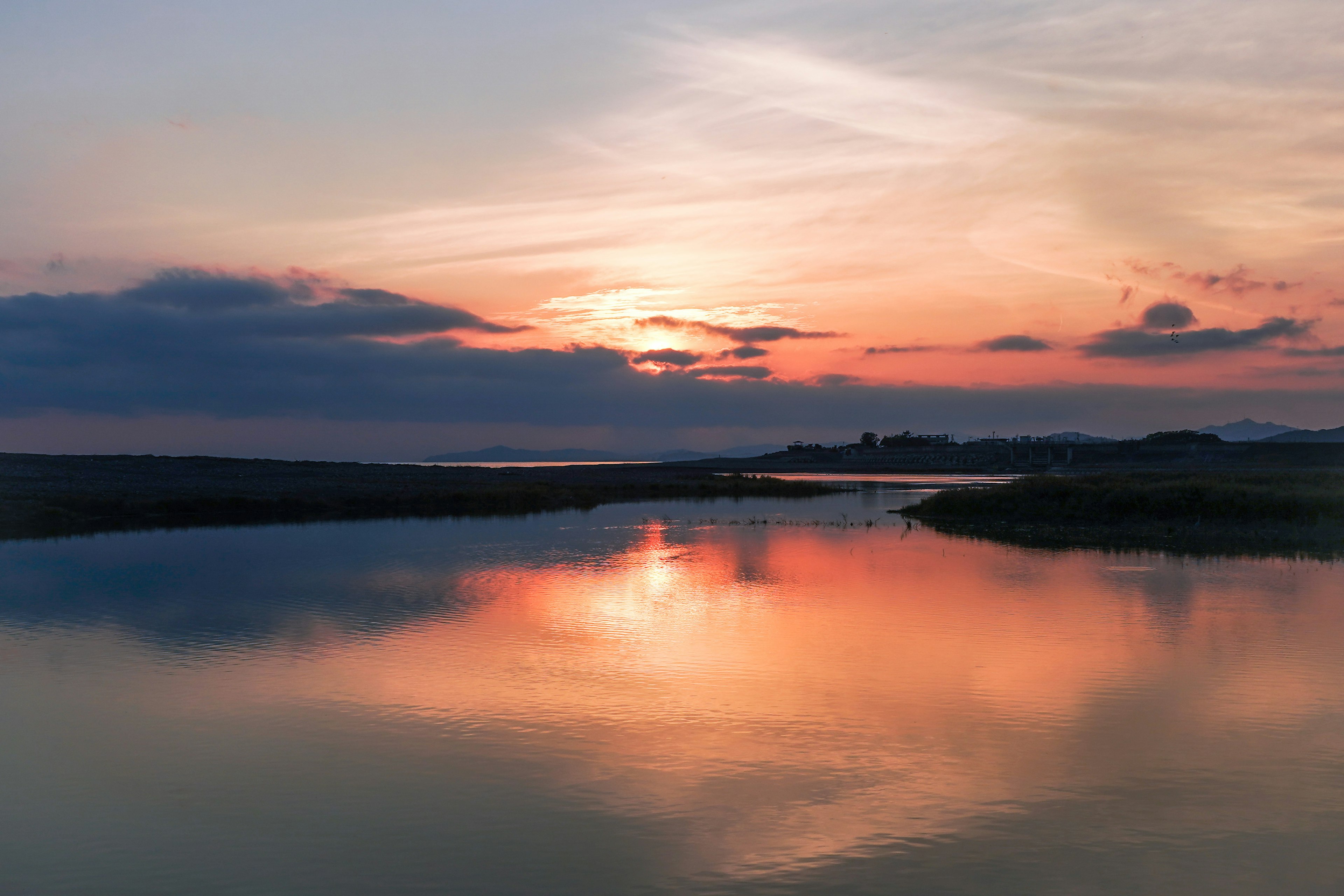 美麗的夕陽倒映在寧靜的河流景觀上