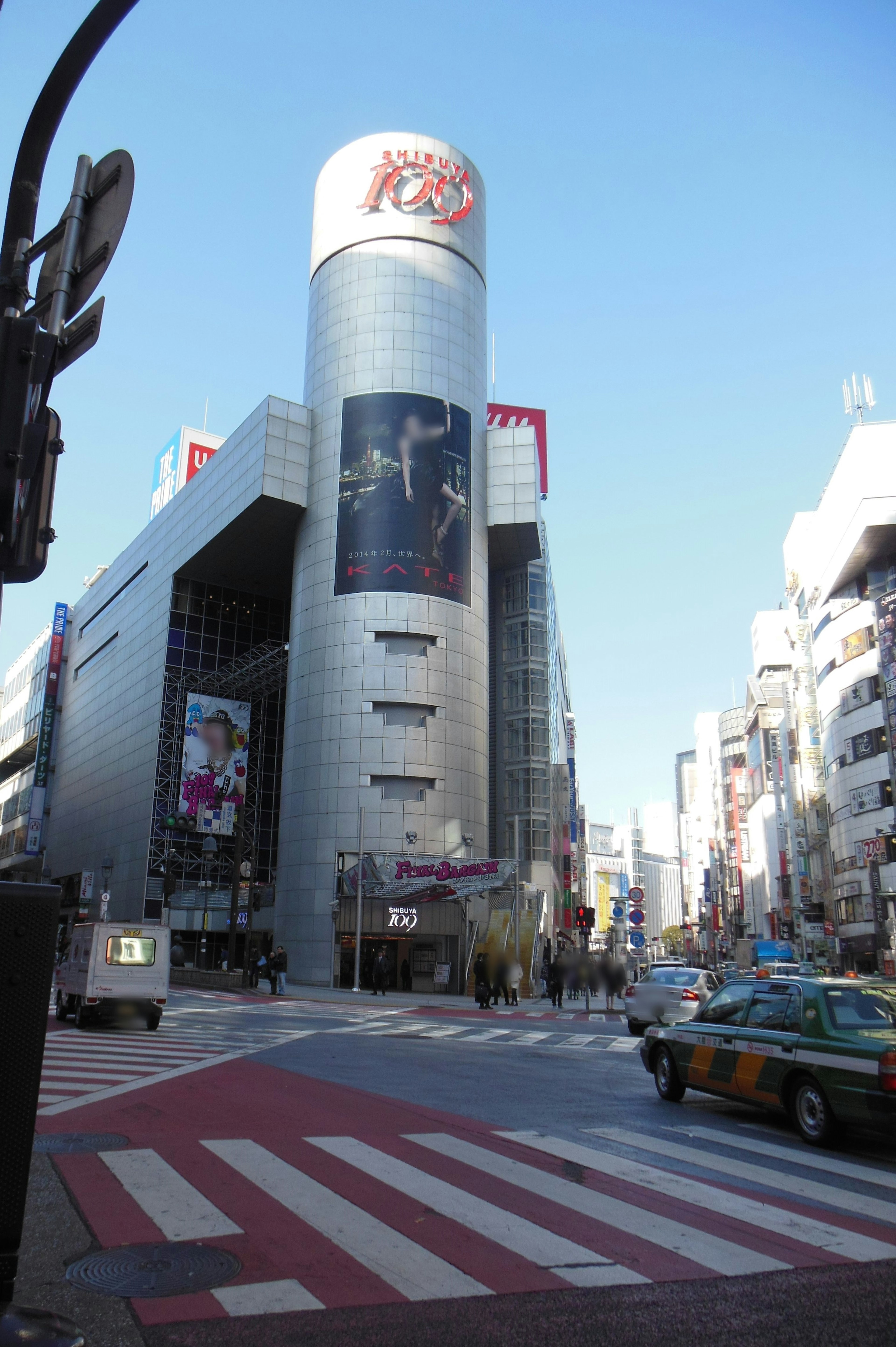 Grand bâtiment au carrefour de Shibuya avec ciel bleu