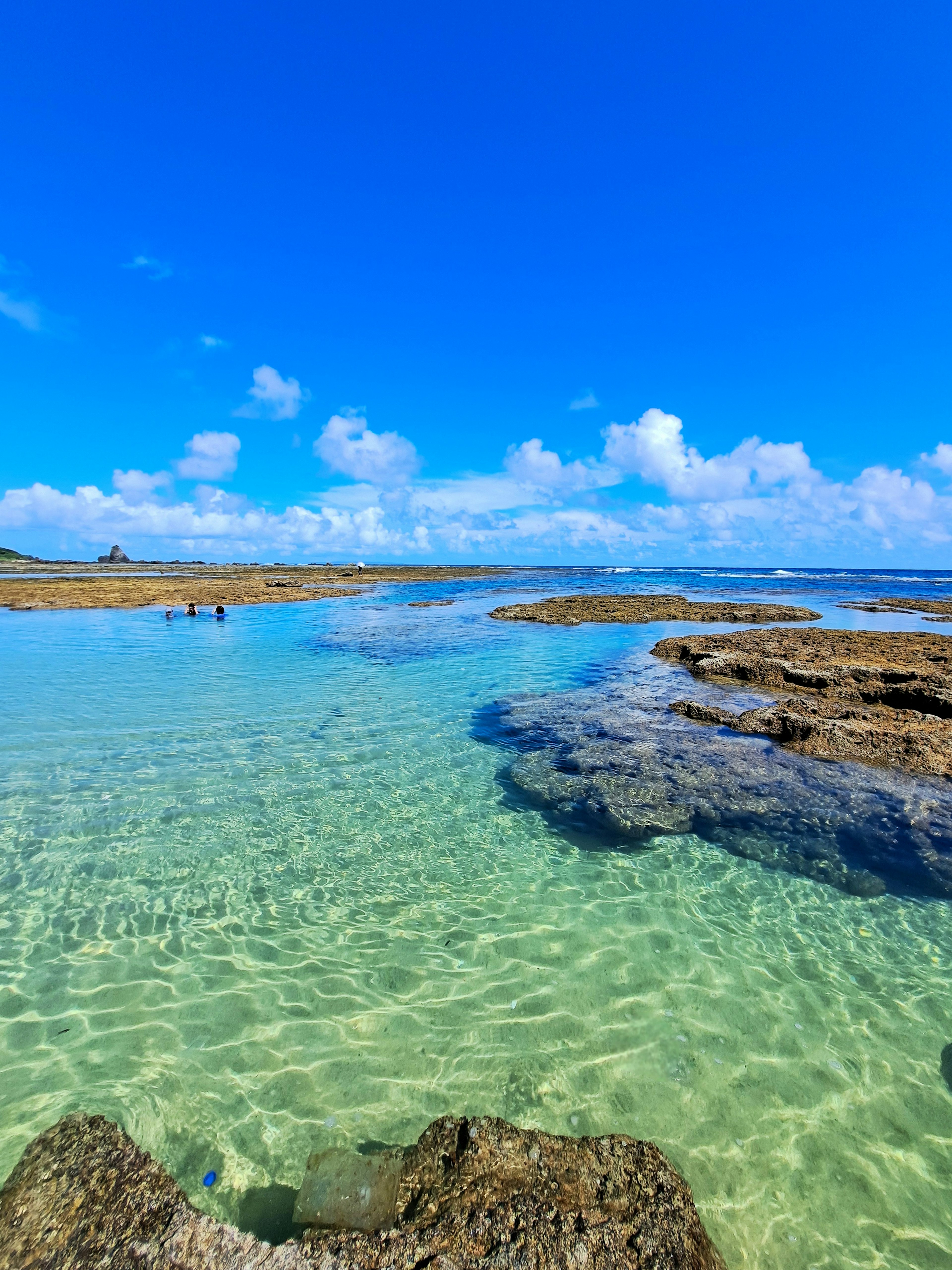 Hermosa escena de playa con agua clara y cielo azul