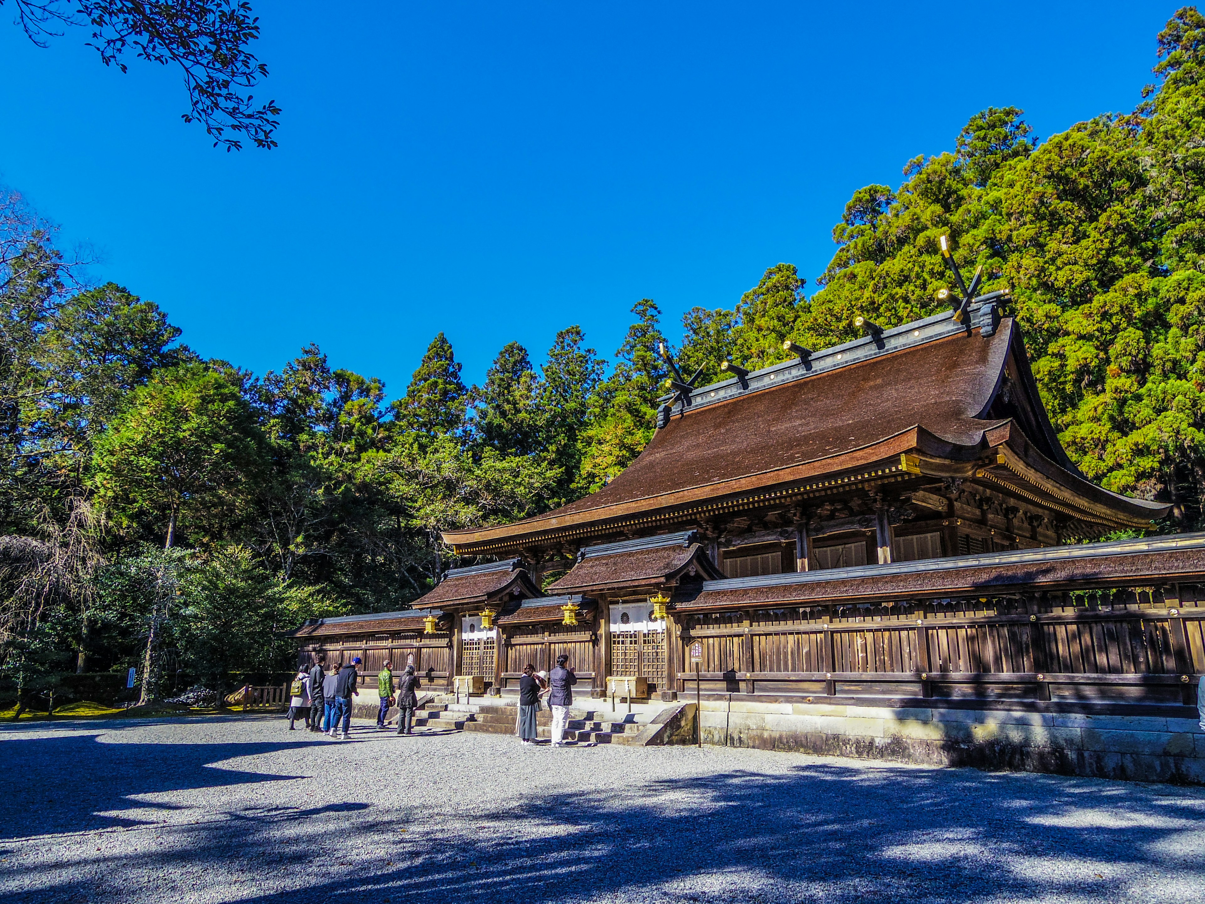 Un beau bâtiment de sanctuaire entouré de verdure et d'un ciel bleu clair