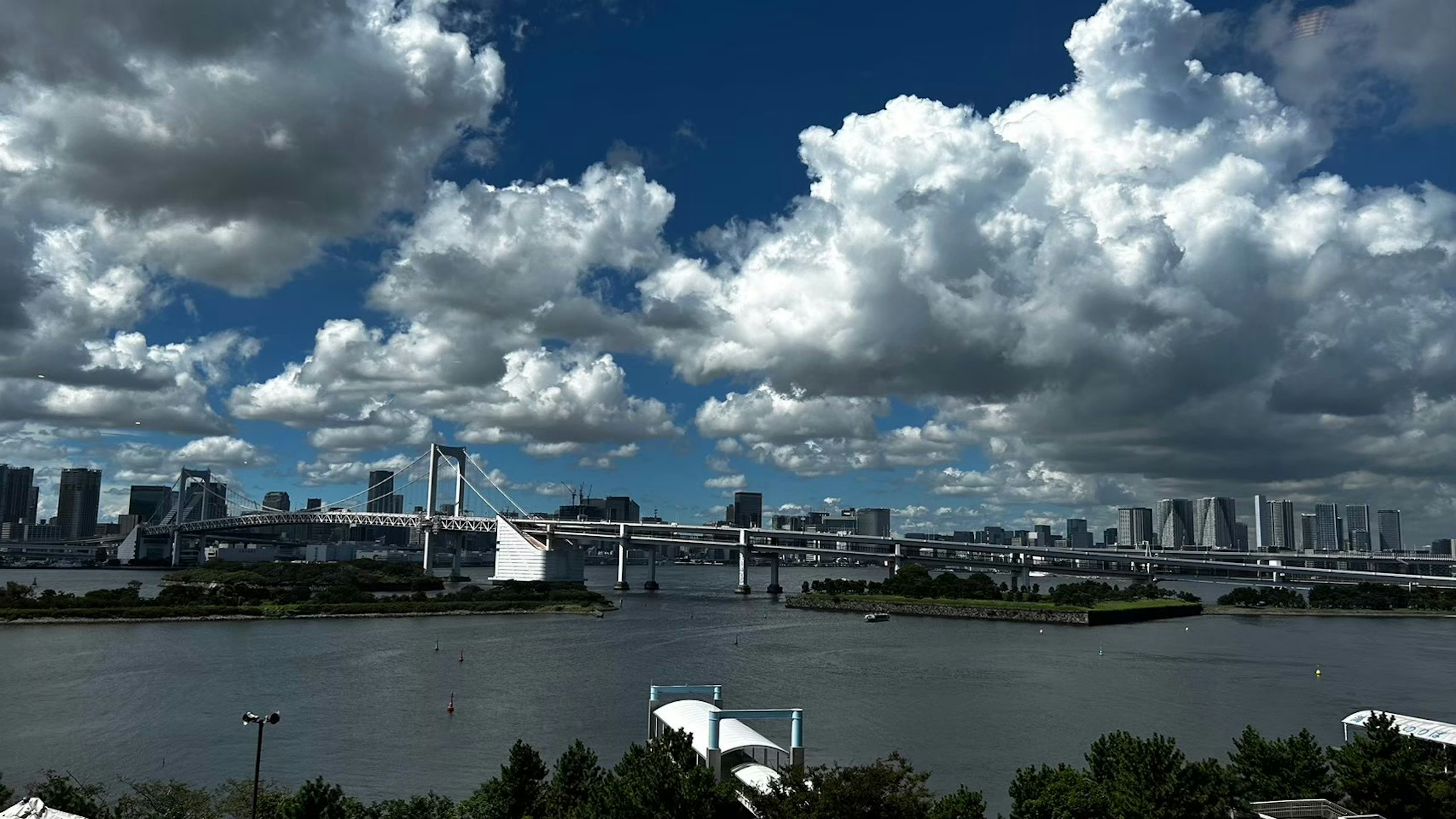 レインボーブリッジと東京の街並みを背景にした美しい雲の景色