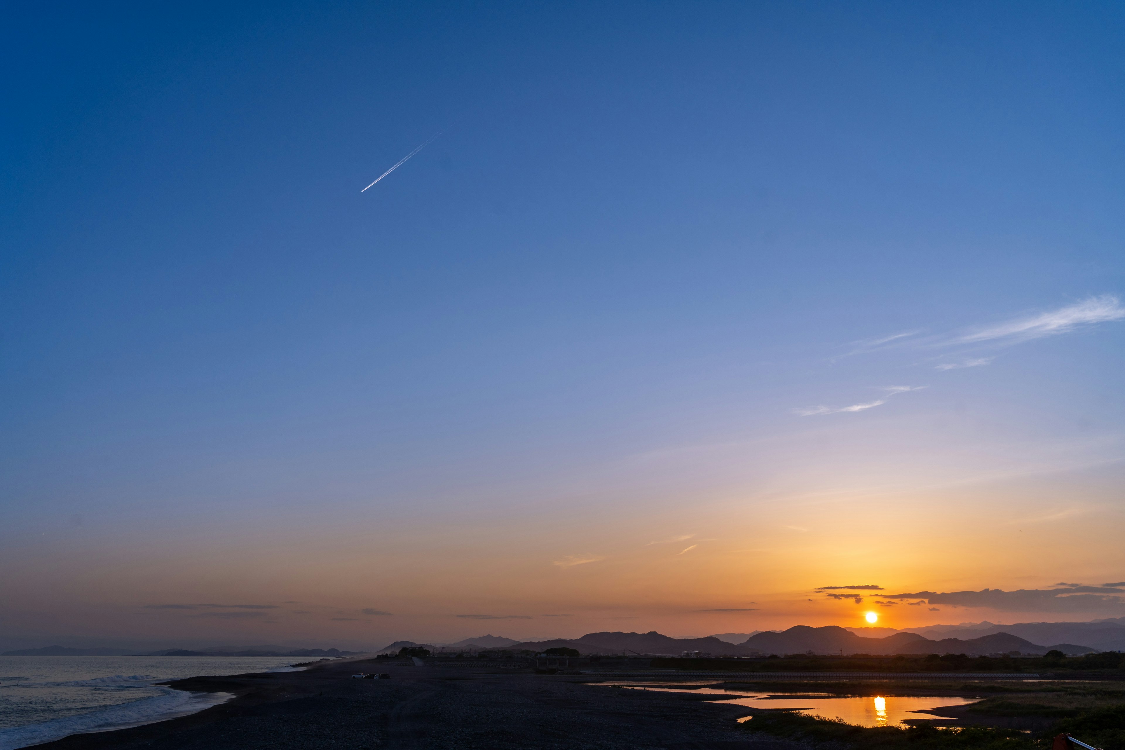 Pemandangan indah dengan langit biru dan matahari terbenam