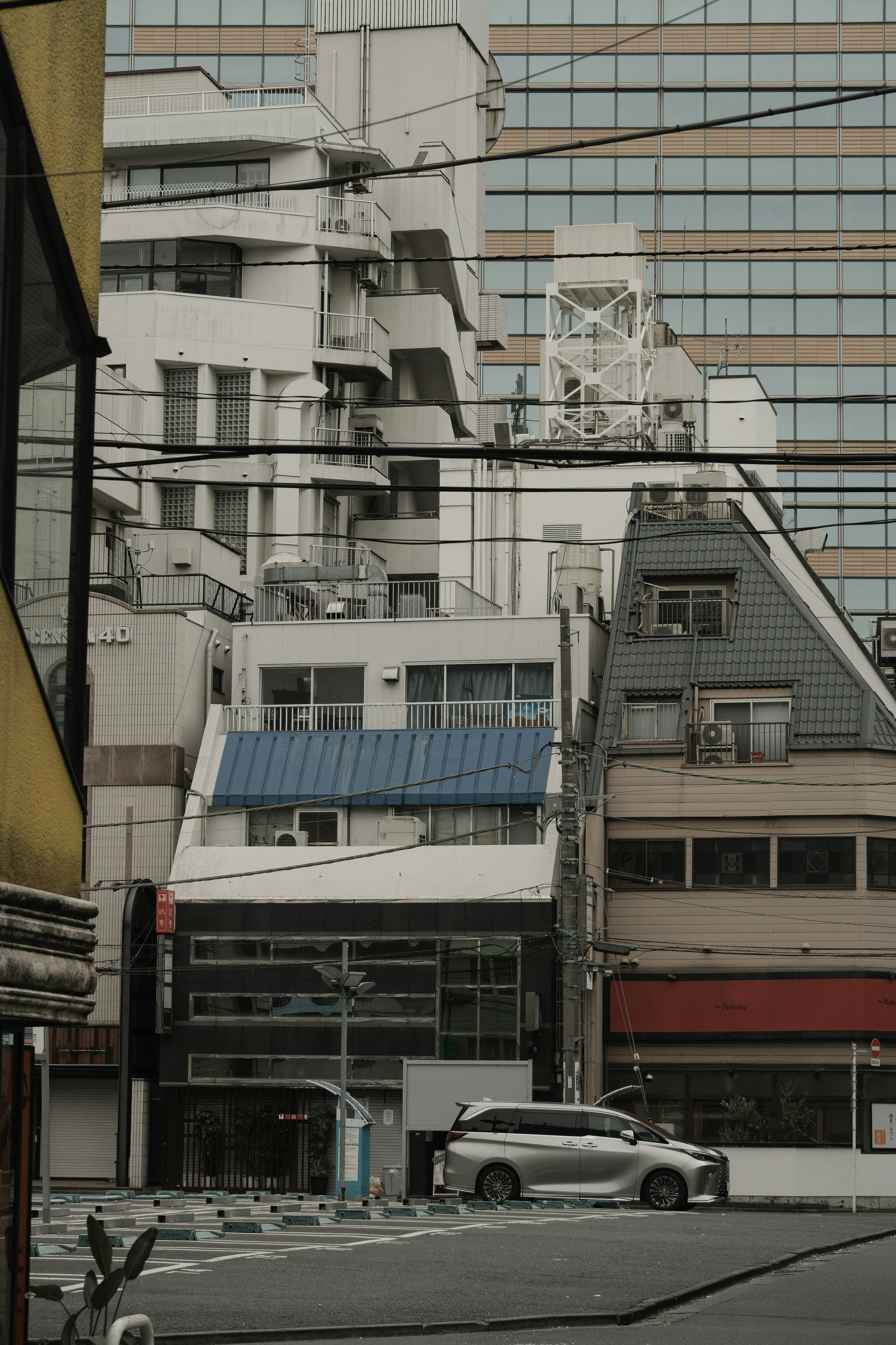 Paysage urbain avec un mélange de bâtiments et une voiture