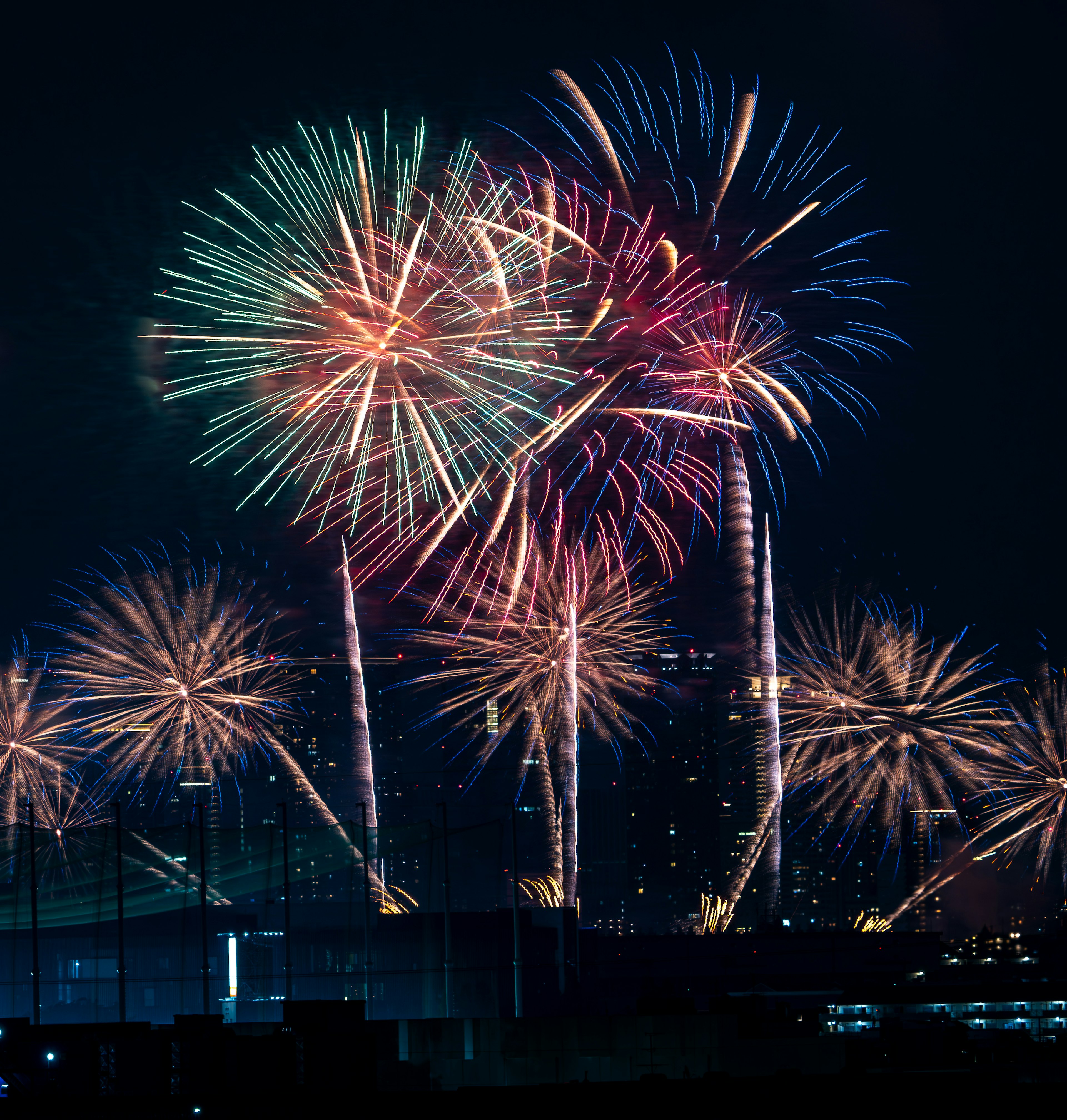 夜空に輝く色とりどりの花火が打ち上げられた美しいシーン