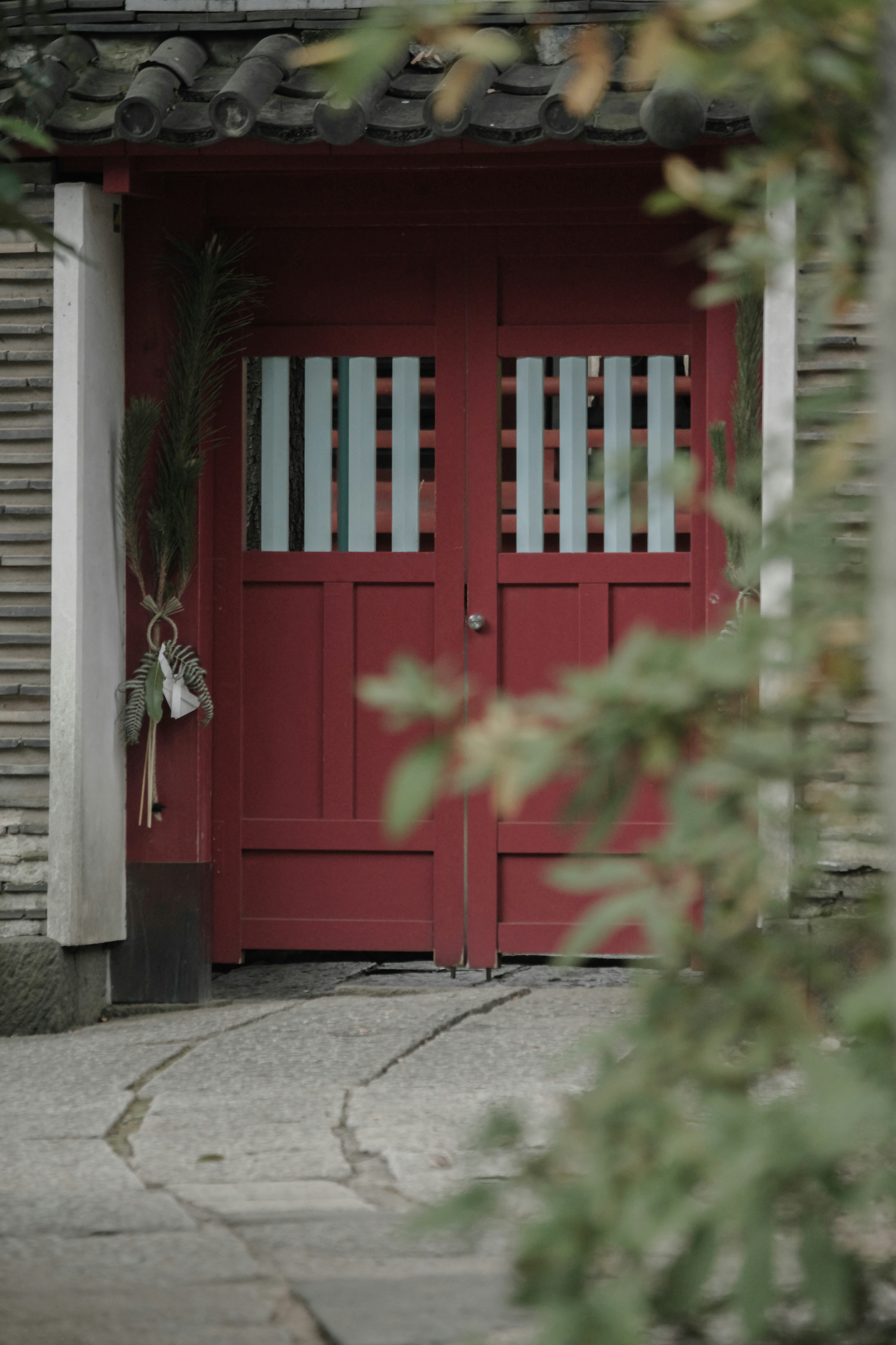 Entrée d'un vieux bâtiment avec une porte rouge distinctive