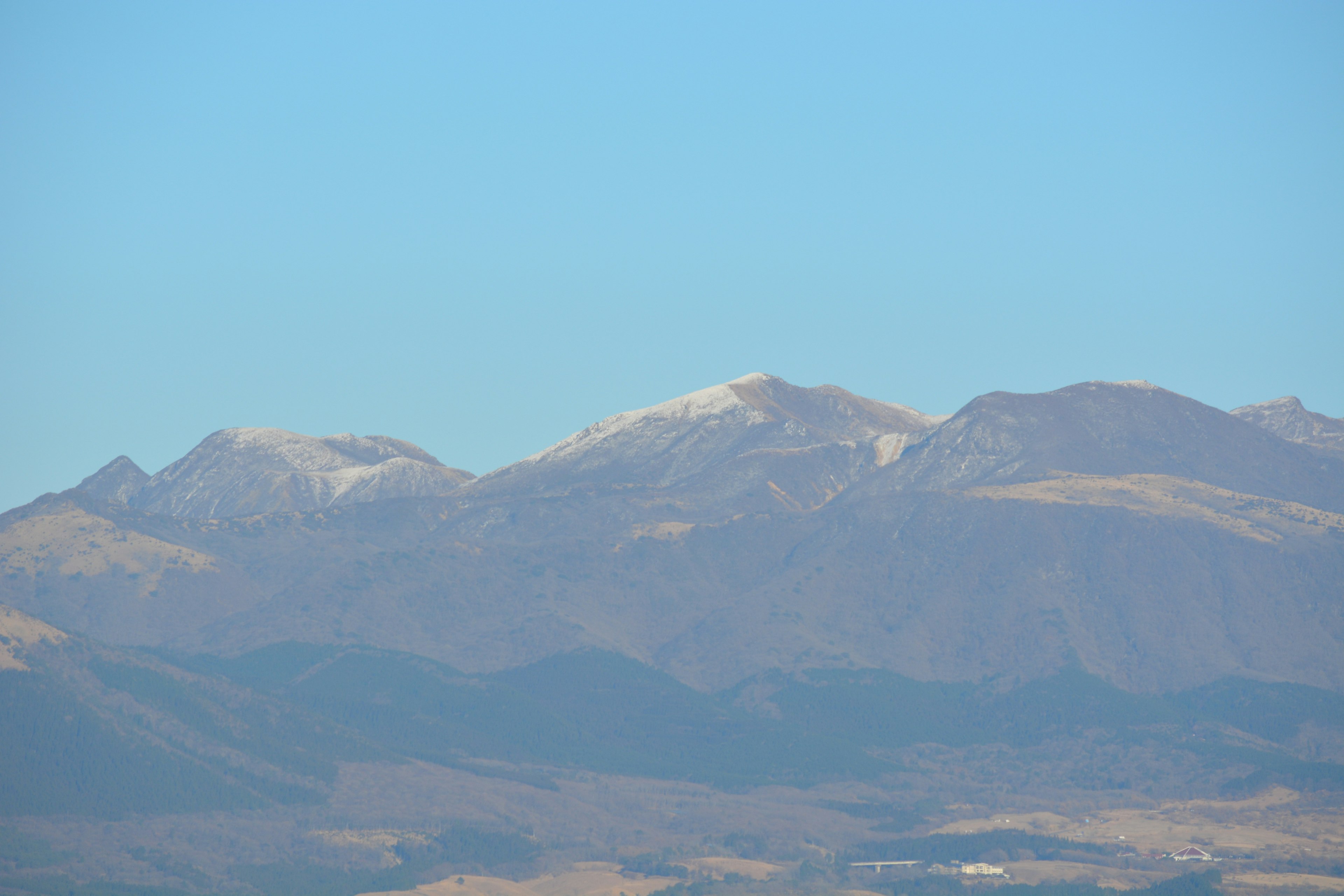 Vista panoramica di montagne innevate sotto un cielo blu