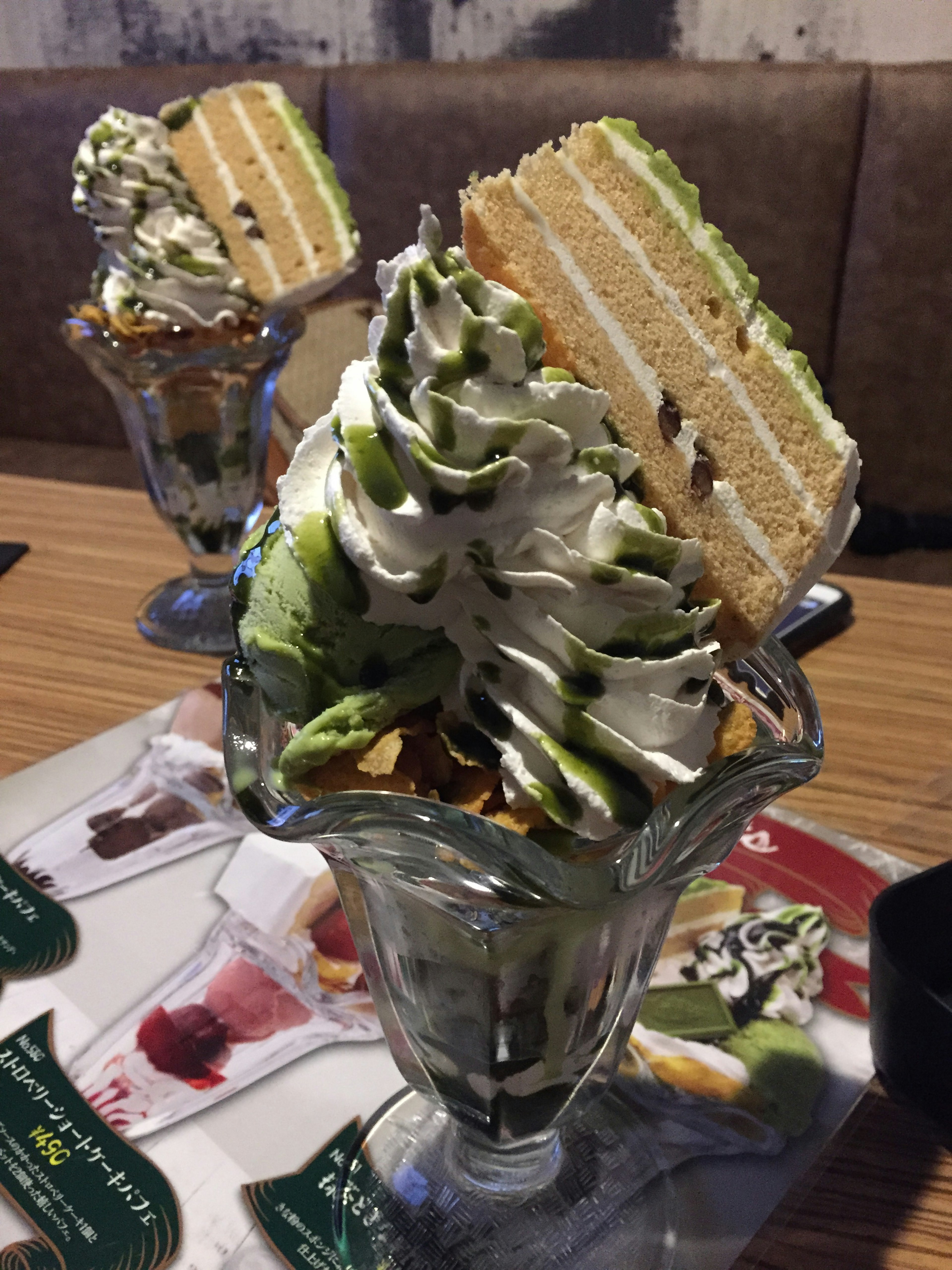 Parfait de postre con helado de matcha y crema batida