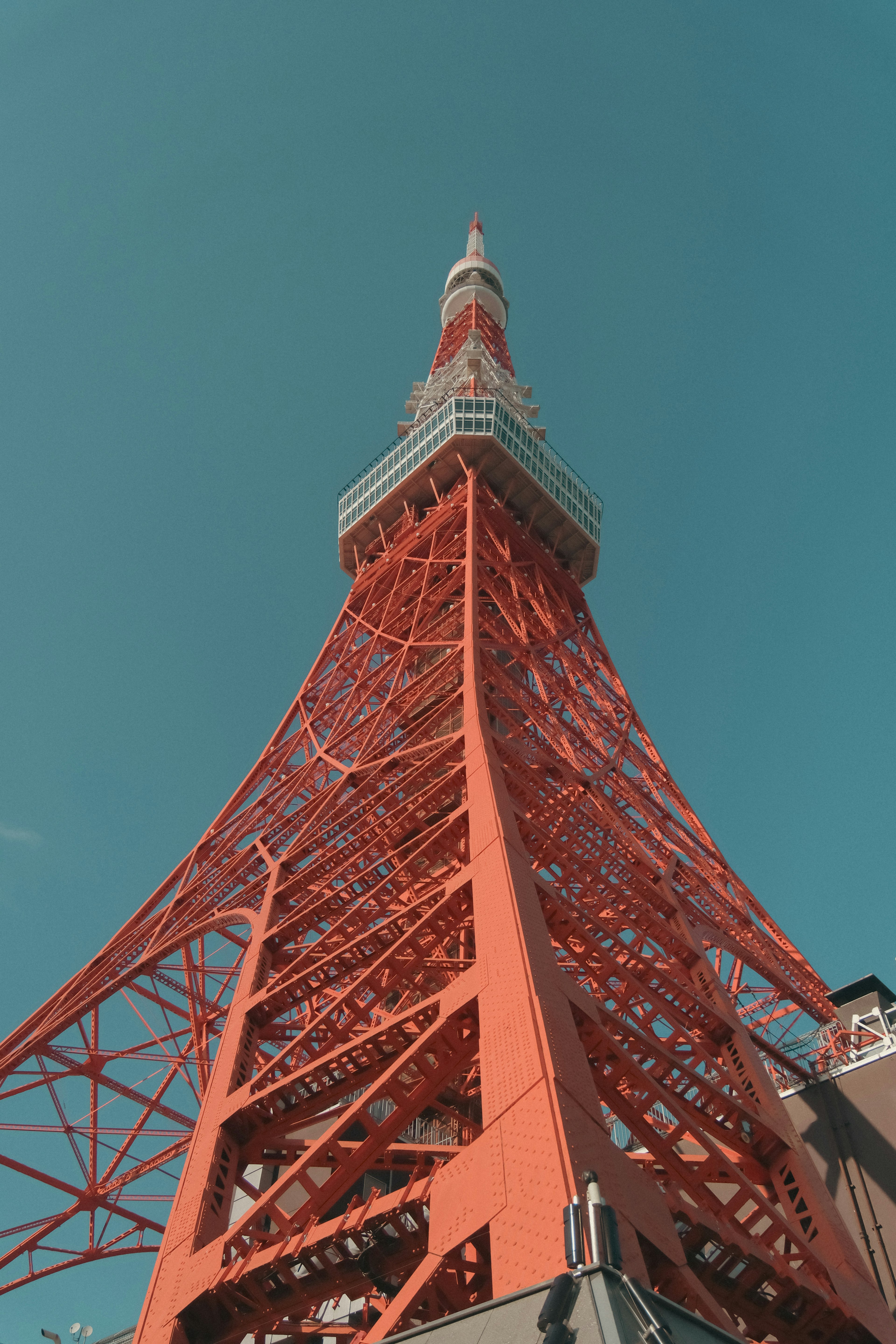 Structure orange vif de la Tour de Tokyo vue d'en bas