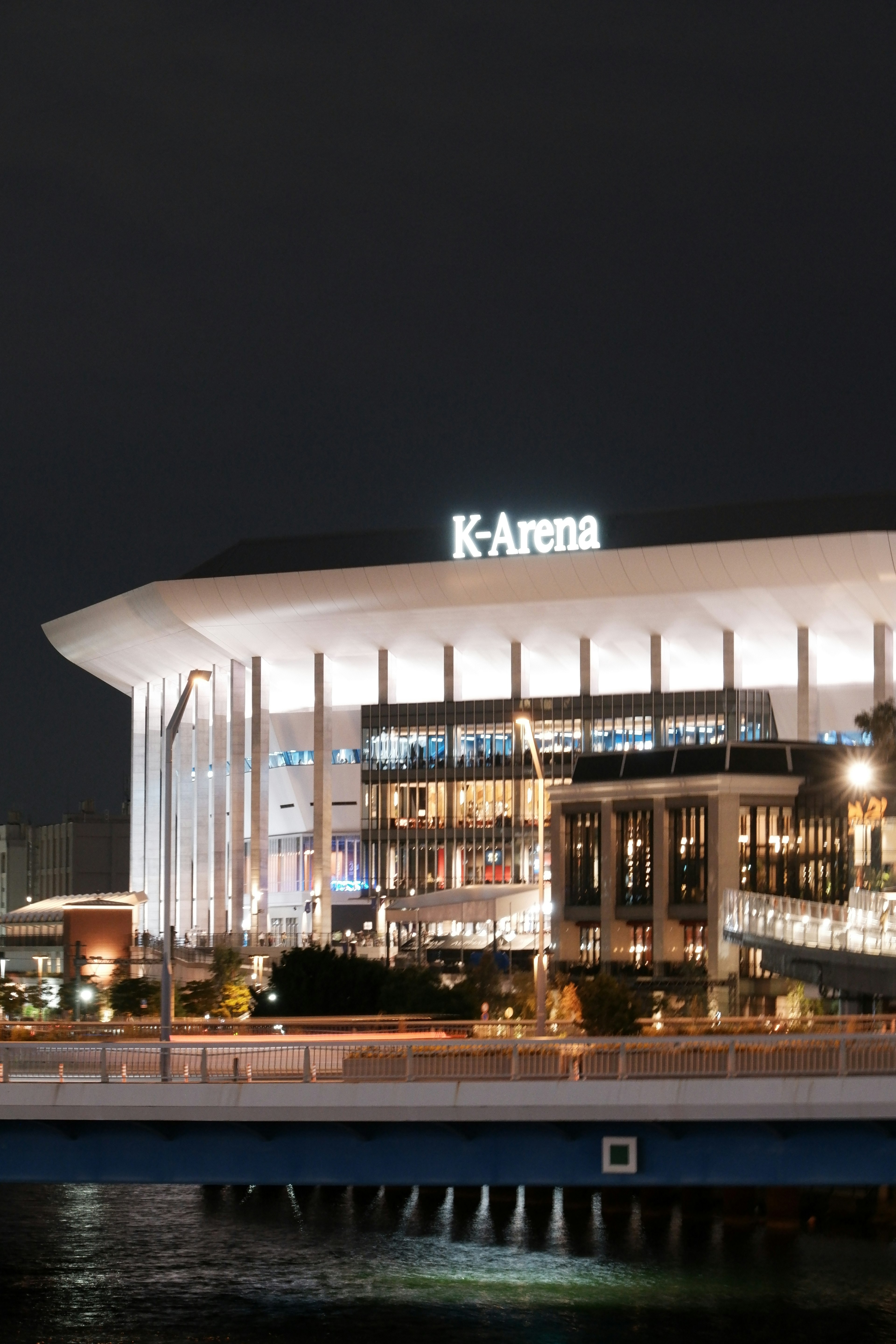 Kアリーナの夜景 明るい照明とモダンなデザイン