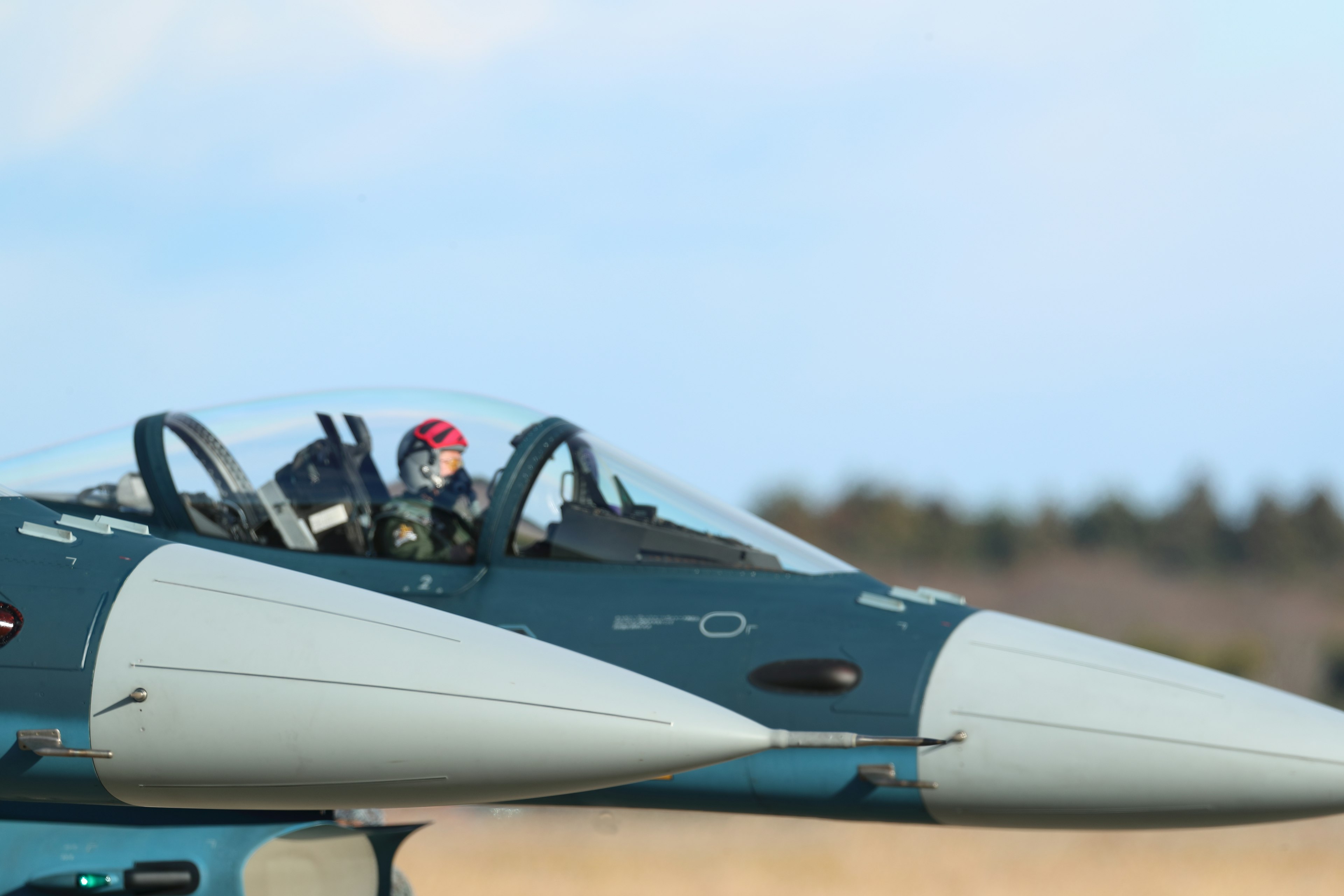 Gros plan d'un pilote dans le cockpit d'un avion de chasse