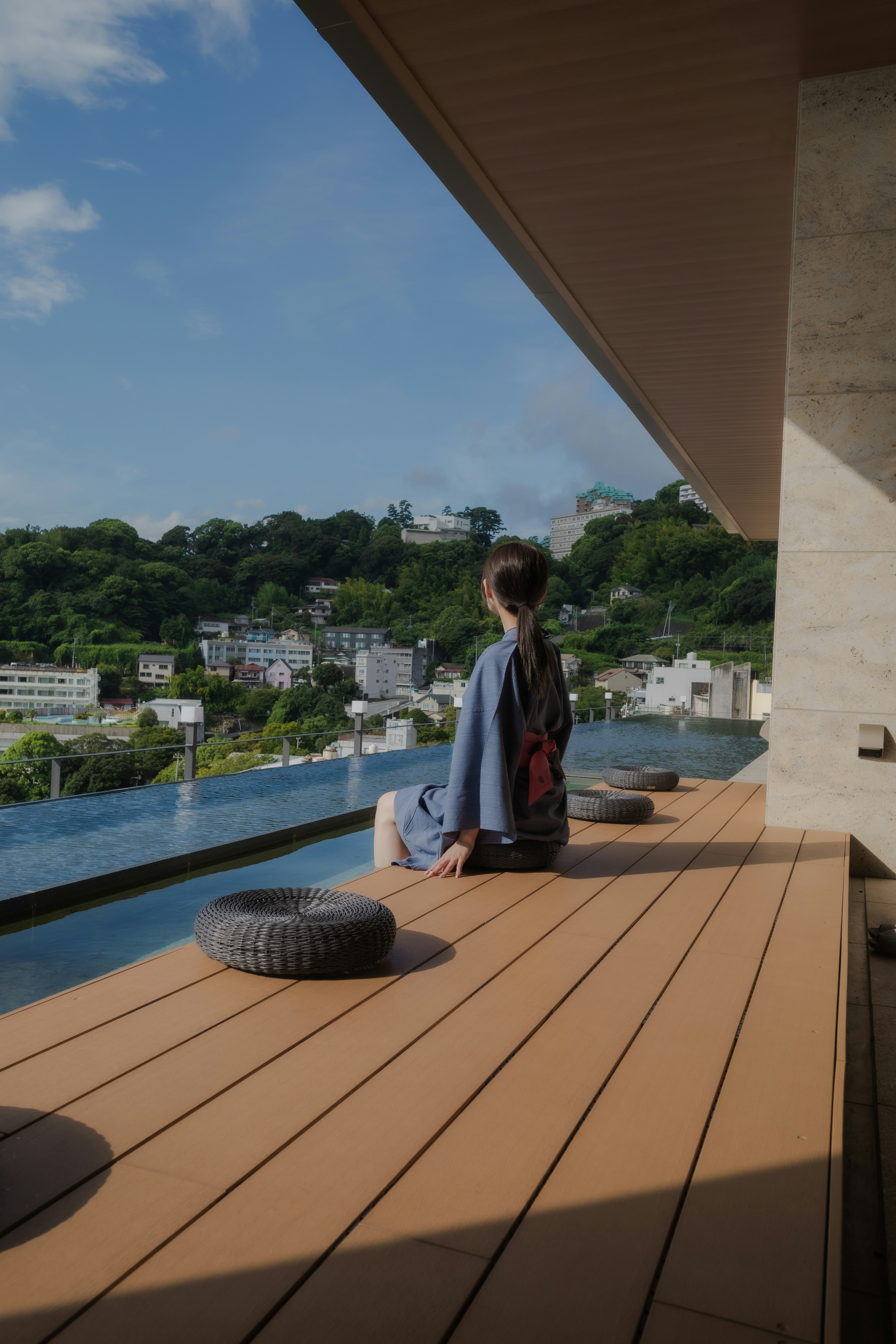 Personne assise sur une terrasse avec vue sur un paysage pittoresque