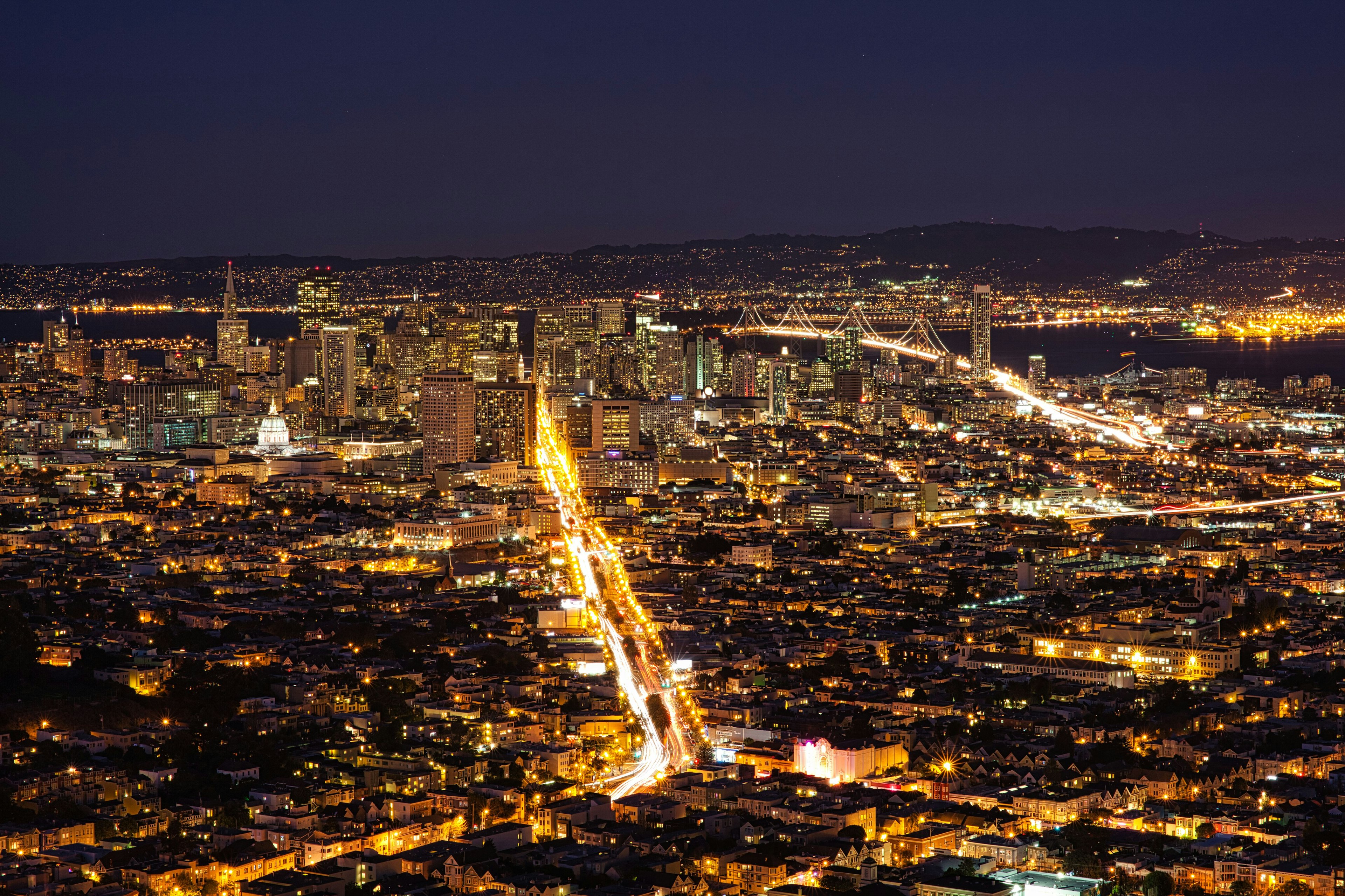 Vista notturna di San Francisco con grattacieli e luci della città