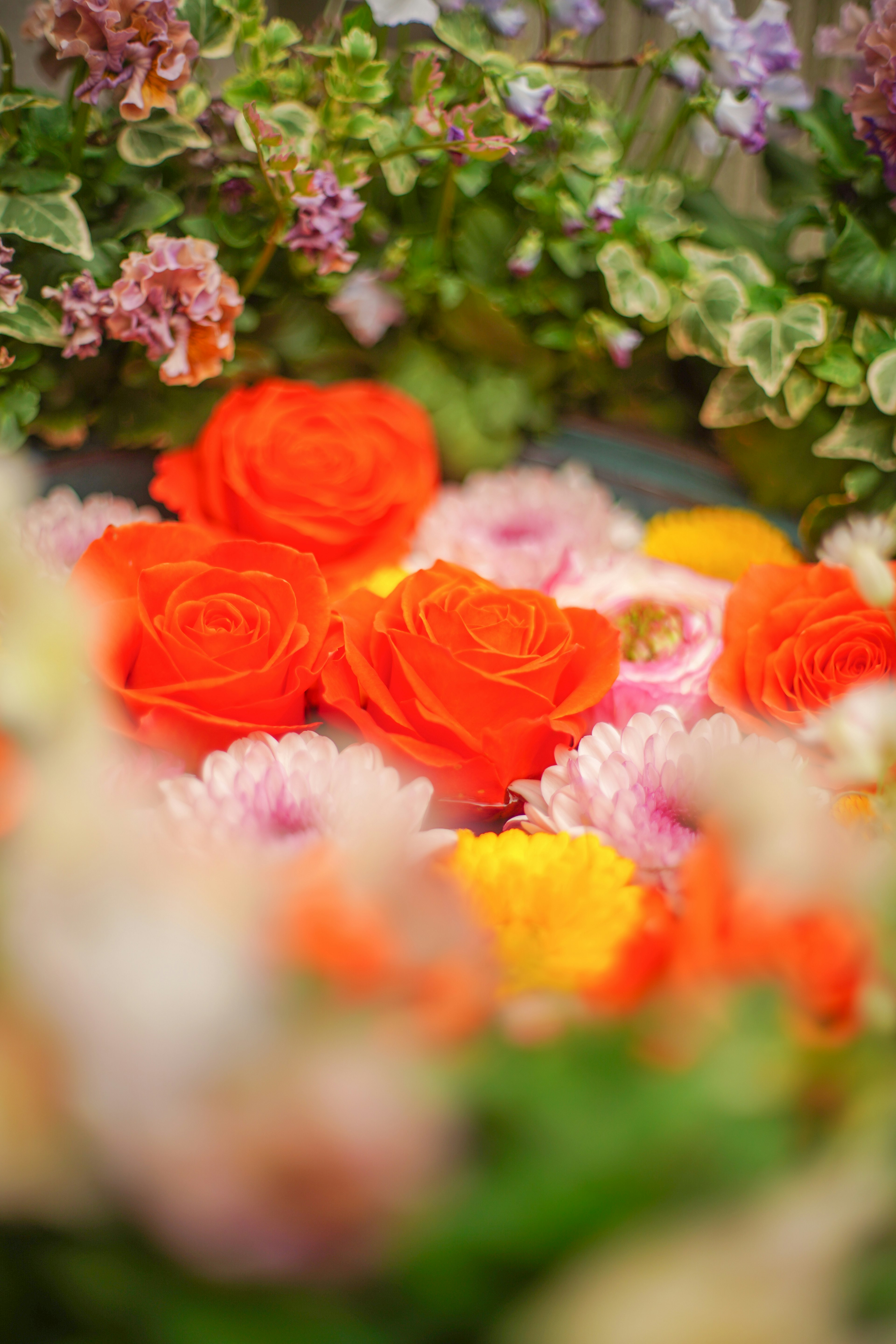 Hermoso arreglo de flores naranjas y rosas