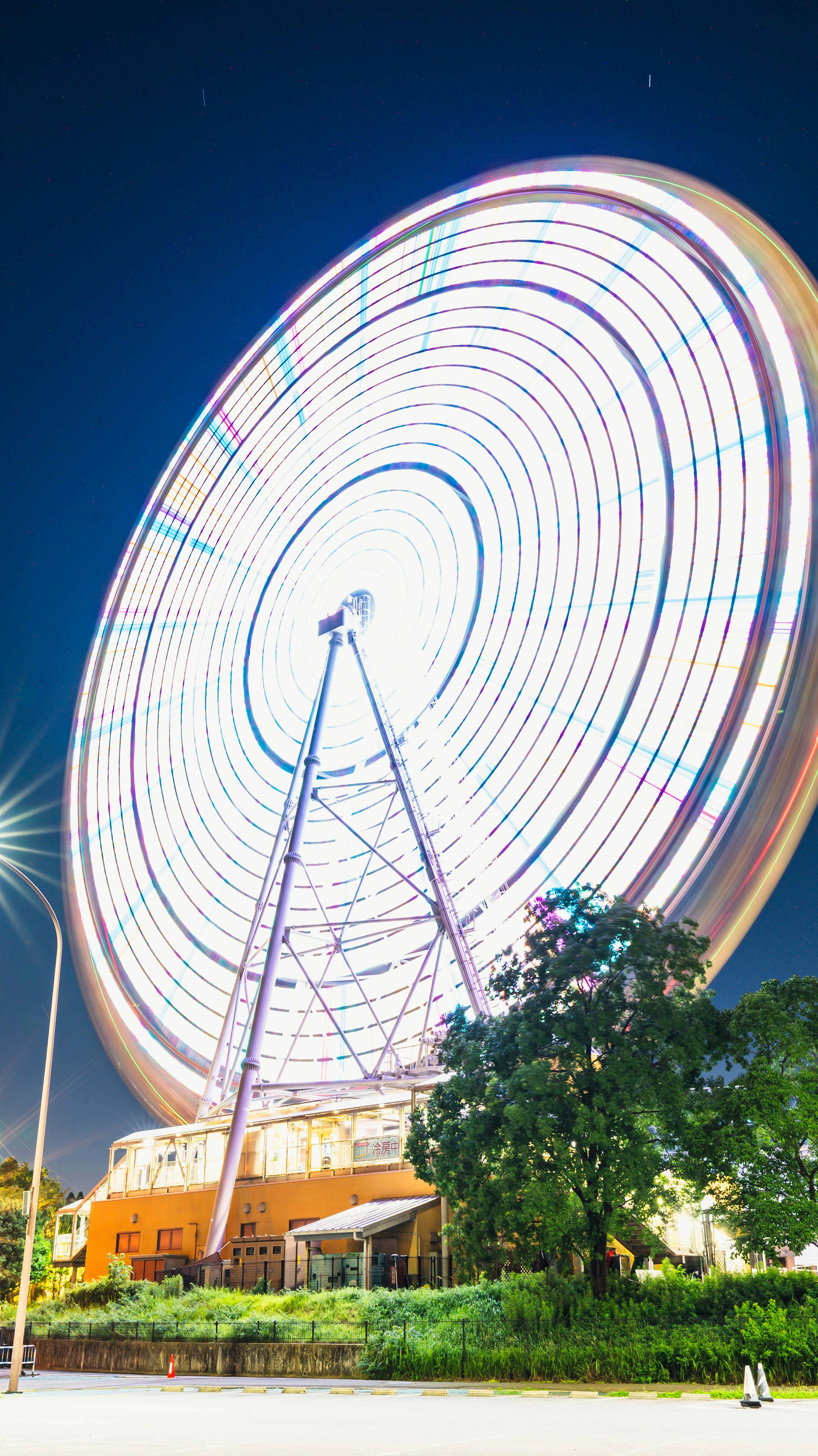 Una ruota panoramica illuminata che gira nel cielo notturno