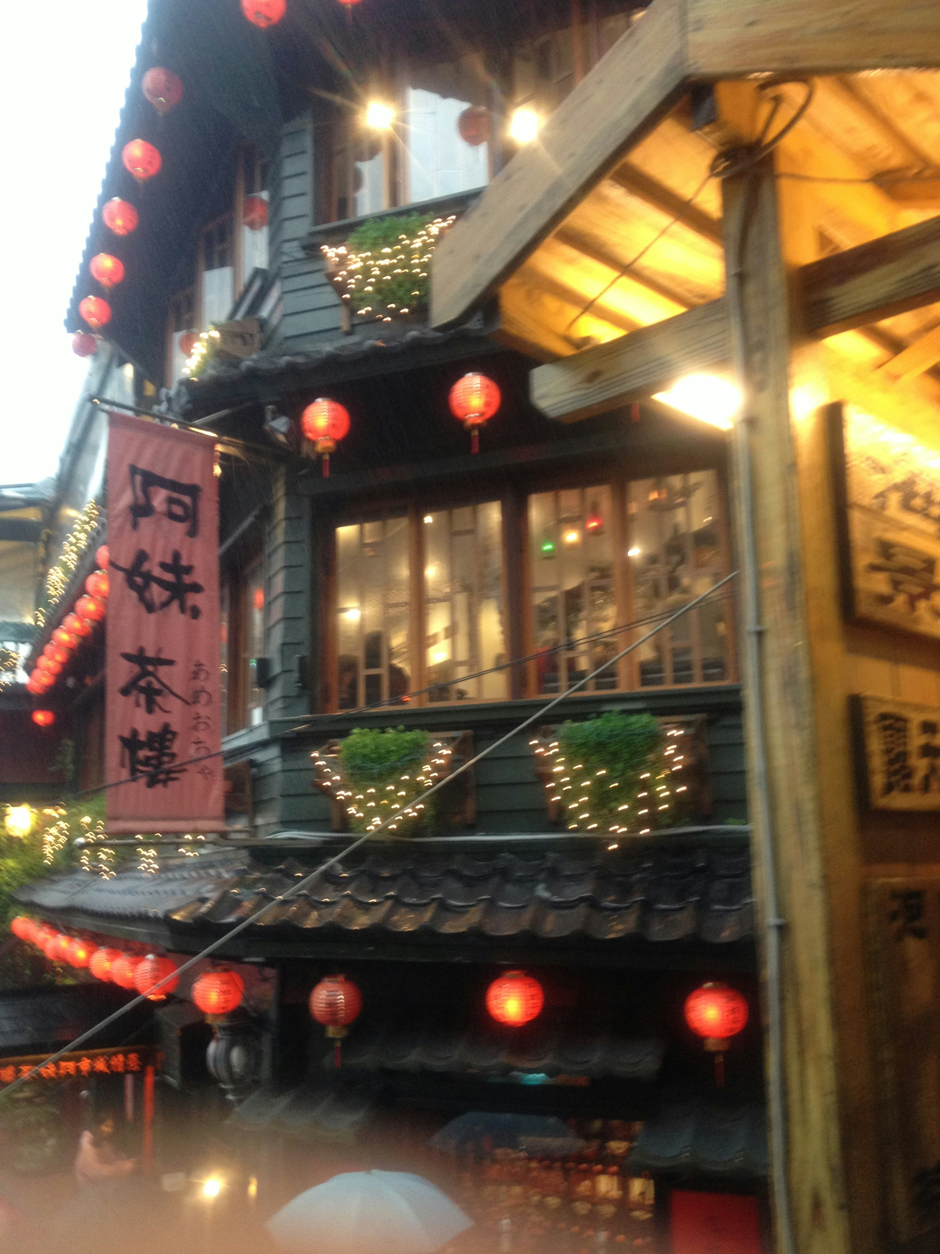 Bâtiment chinois traditionnel décoré de lanternes rouges