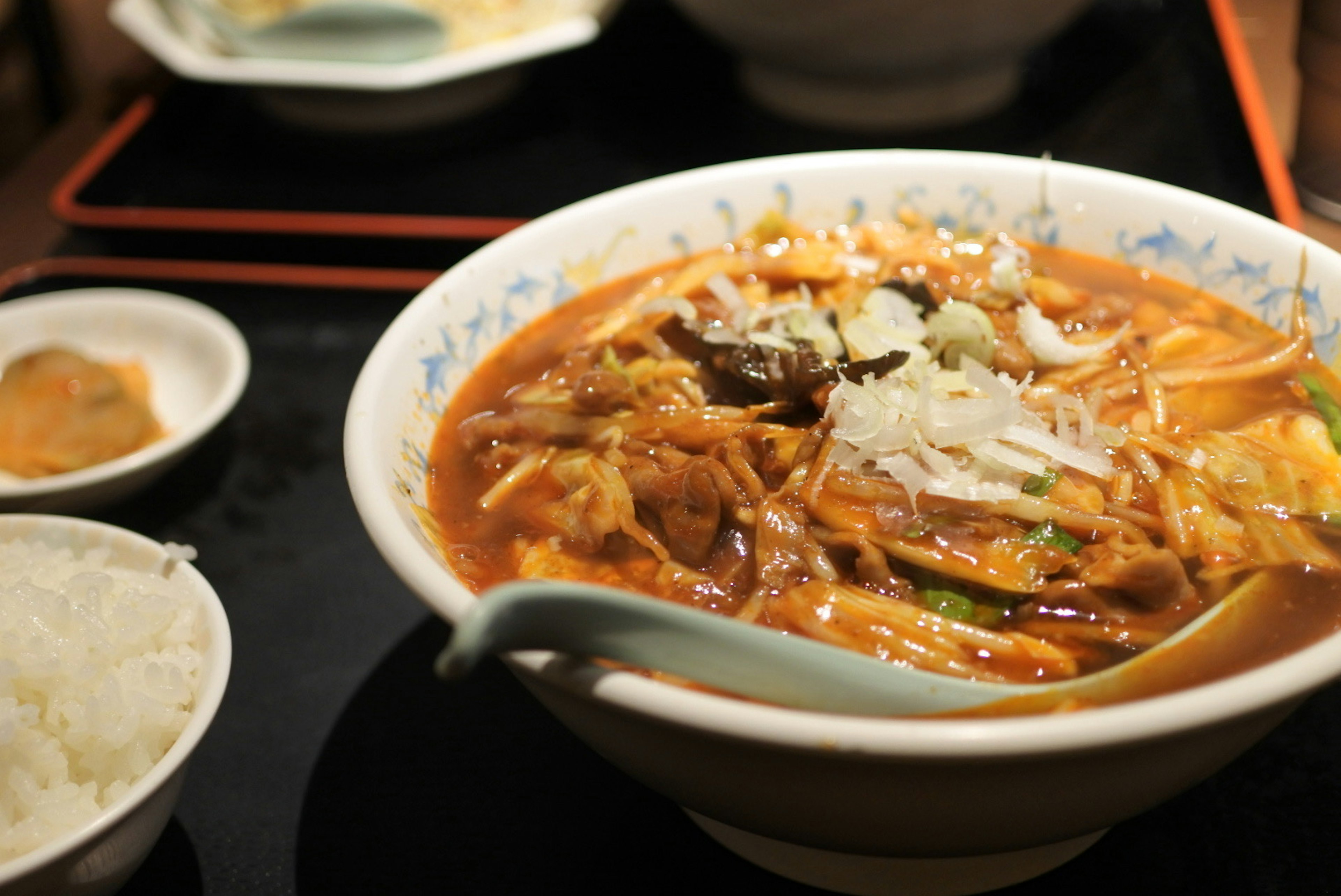 맛있는 라면 그릇과 옆에 있는 밥