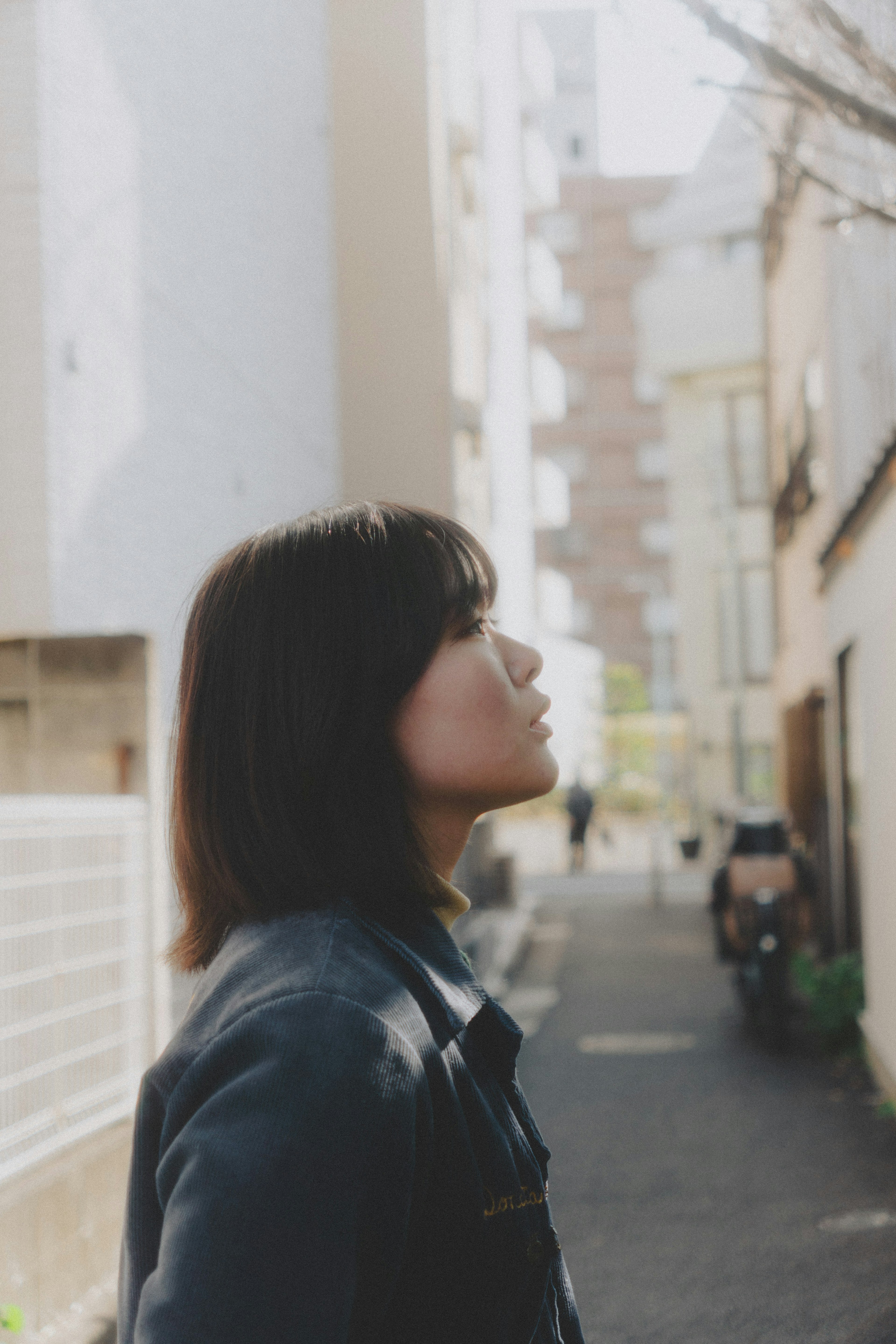 女性が街路を見上げているシーン