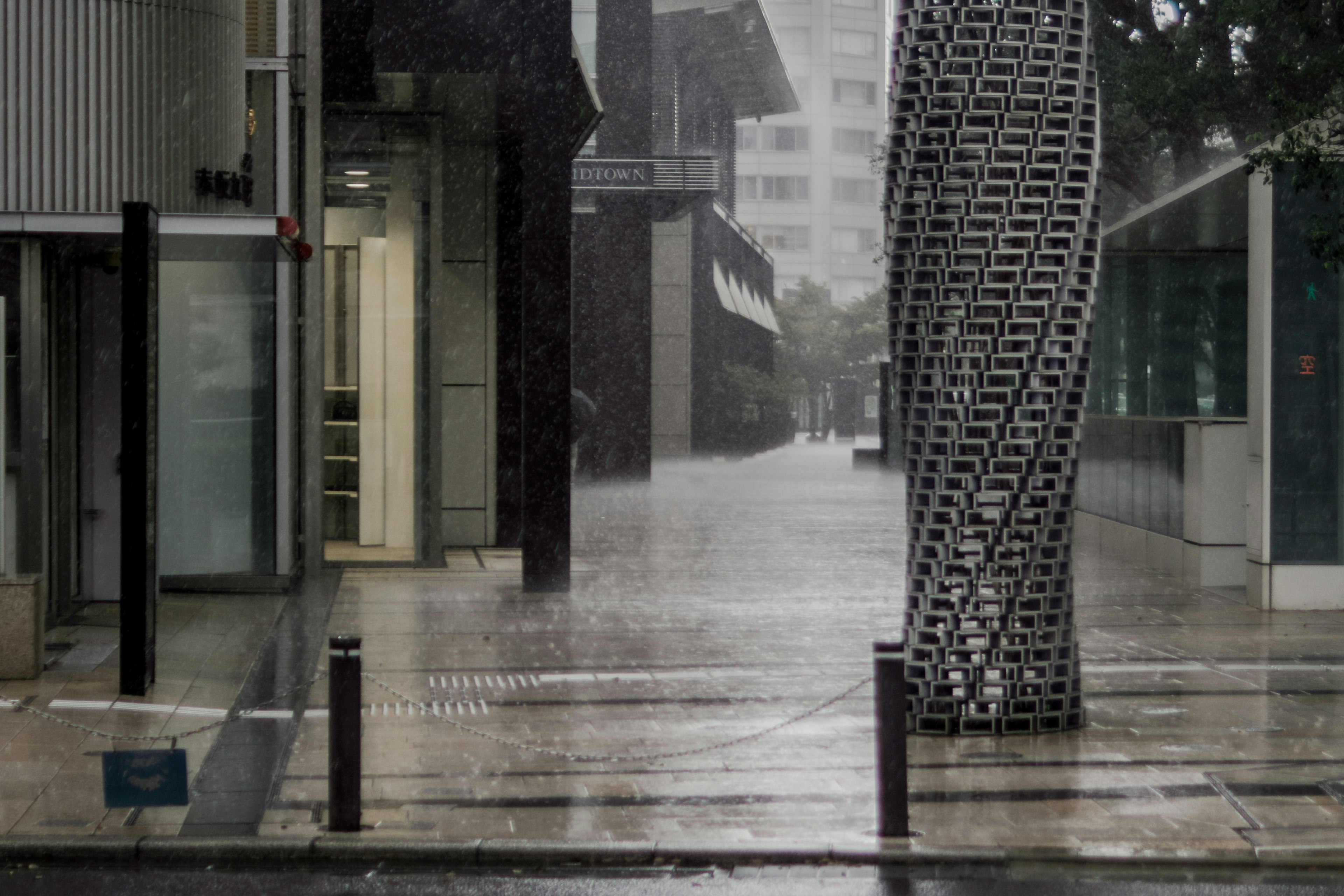 雨中現代建築和獨特雕塑的城市景觀