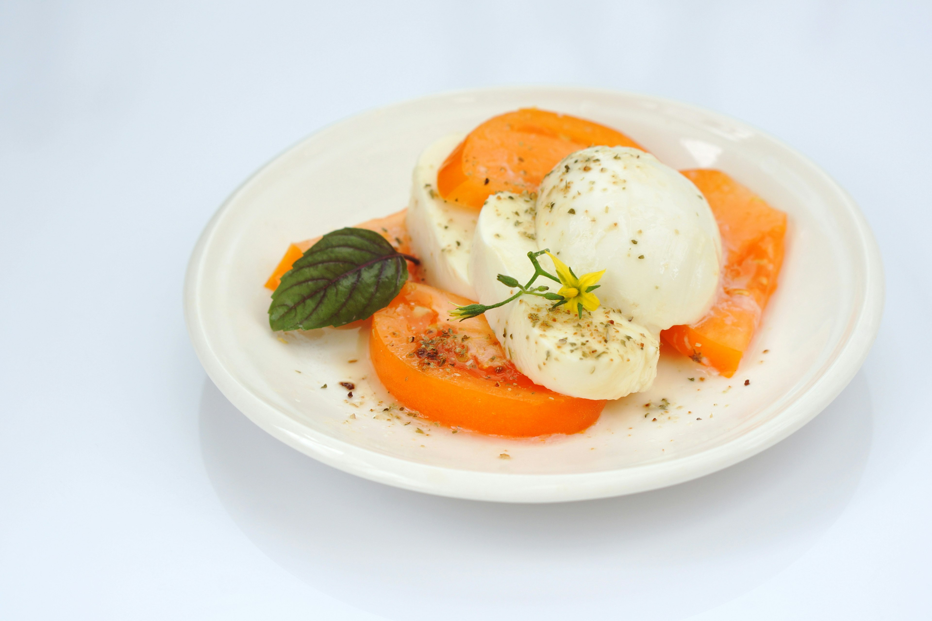 Salat mit orangefarbenen Tomaten und Mozzarella