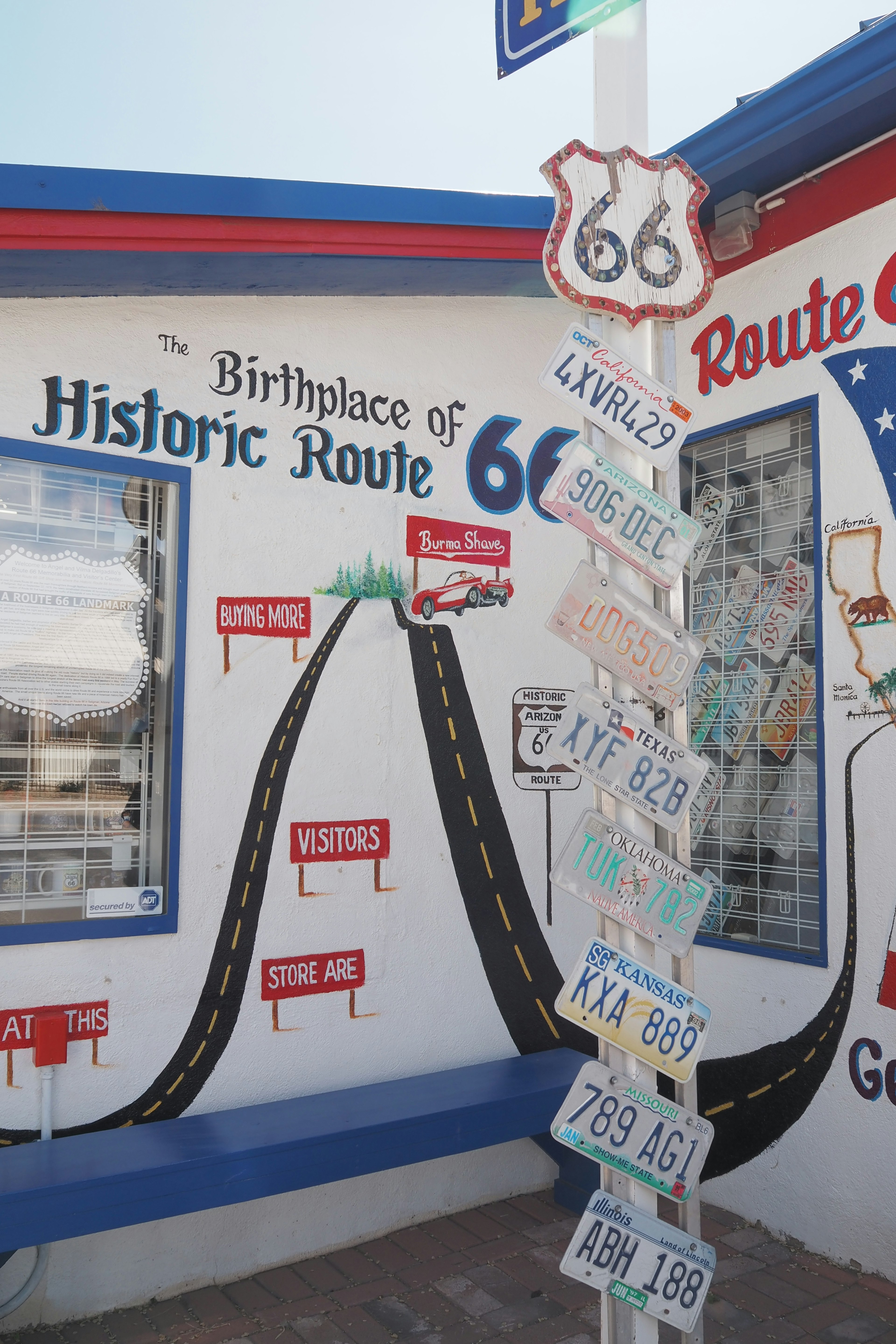 Murale représentant le lieu de naissance de la Route 66 historique avec des panneaux de signalisation