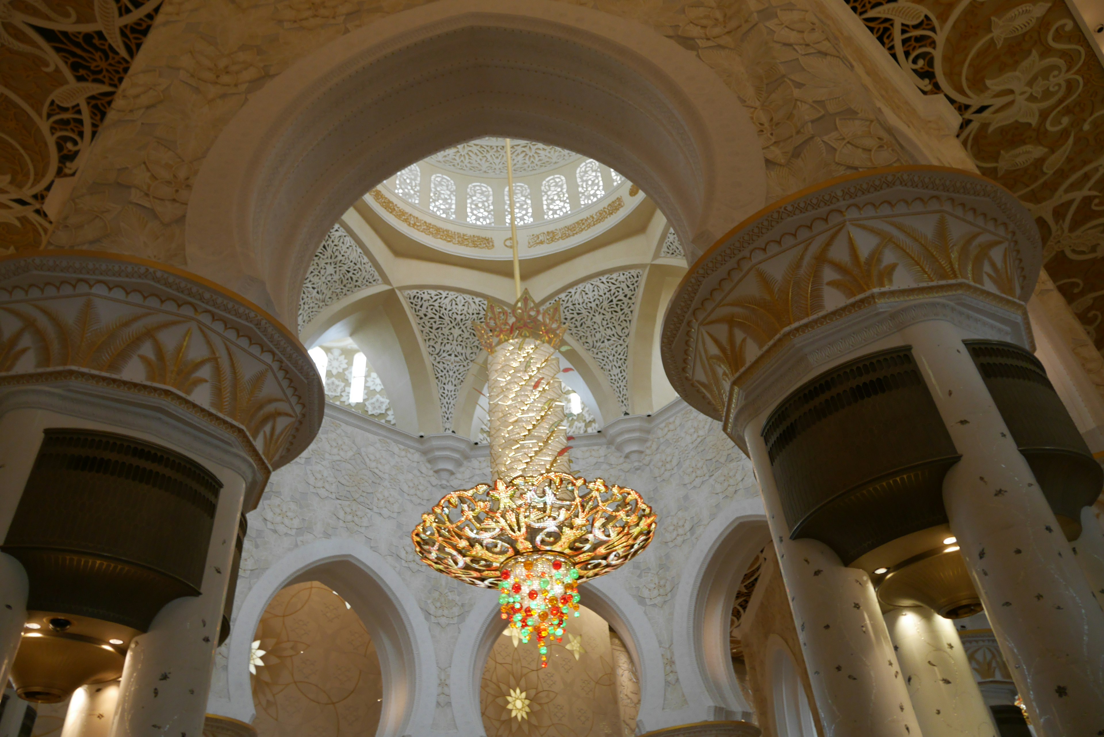 Vista interna con un magnifico lampadario e archi decorativi