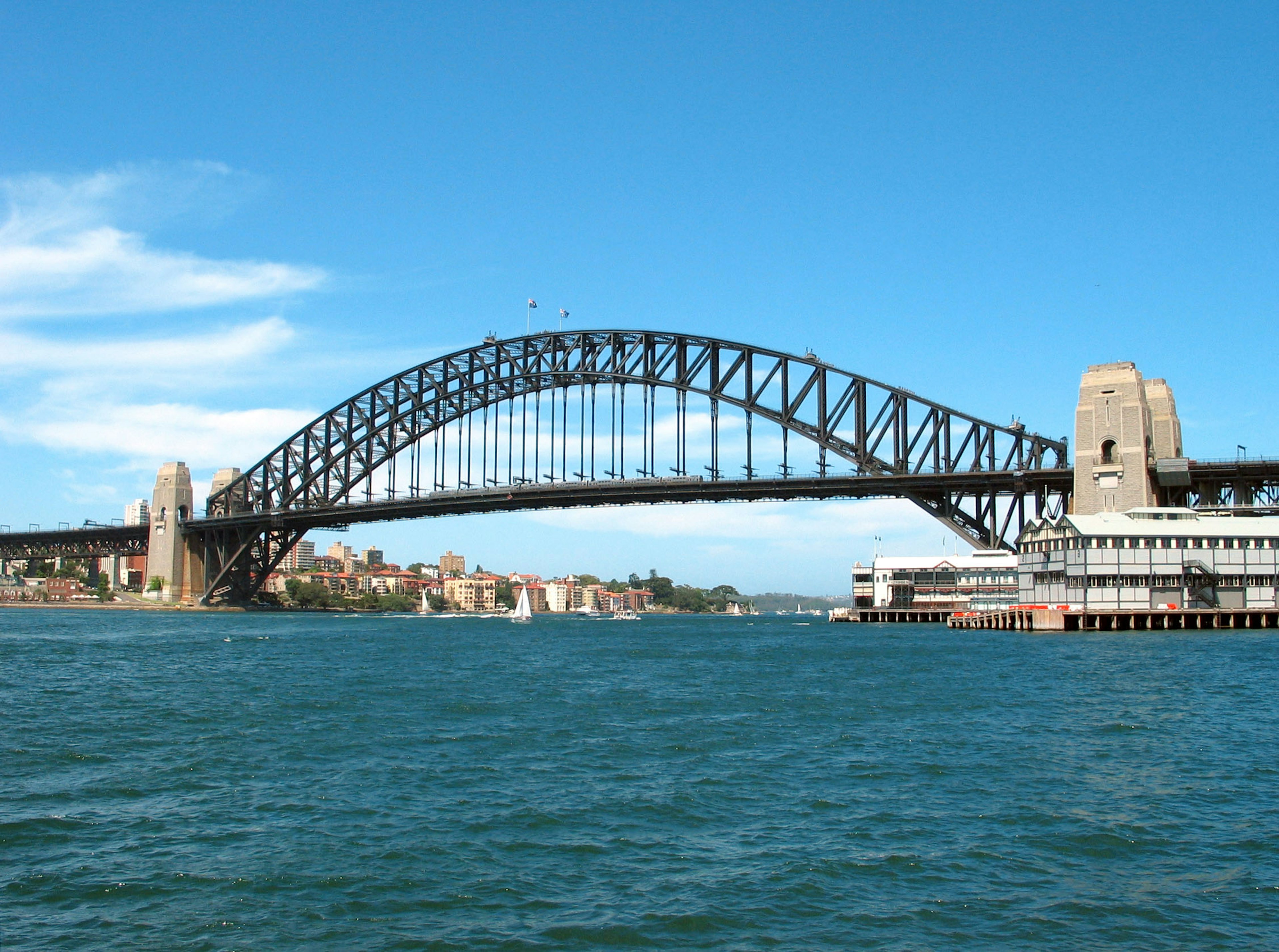 Hermosa vista del puente del puerto de Sídney que atraviesa el puerto de Sídney