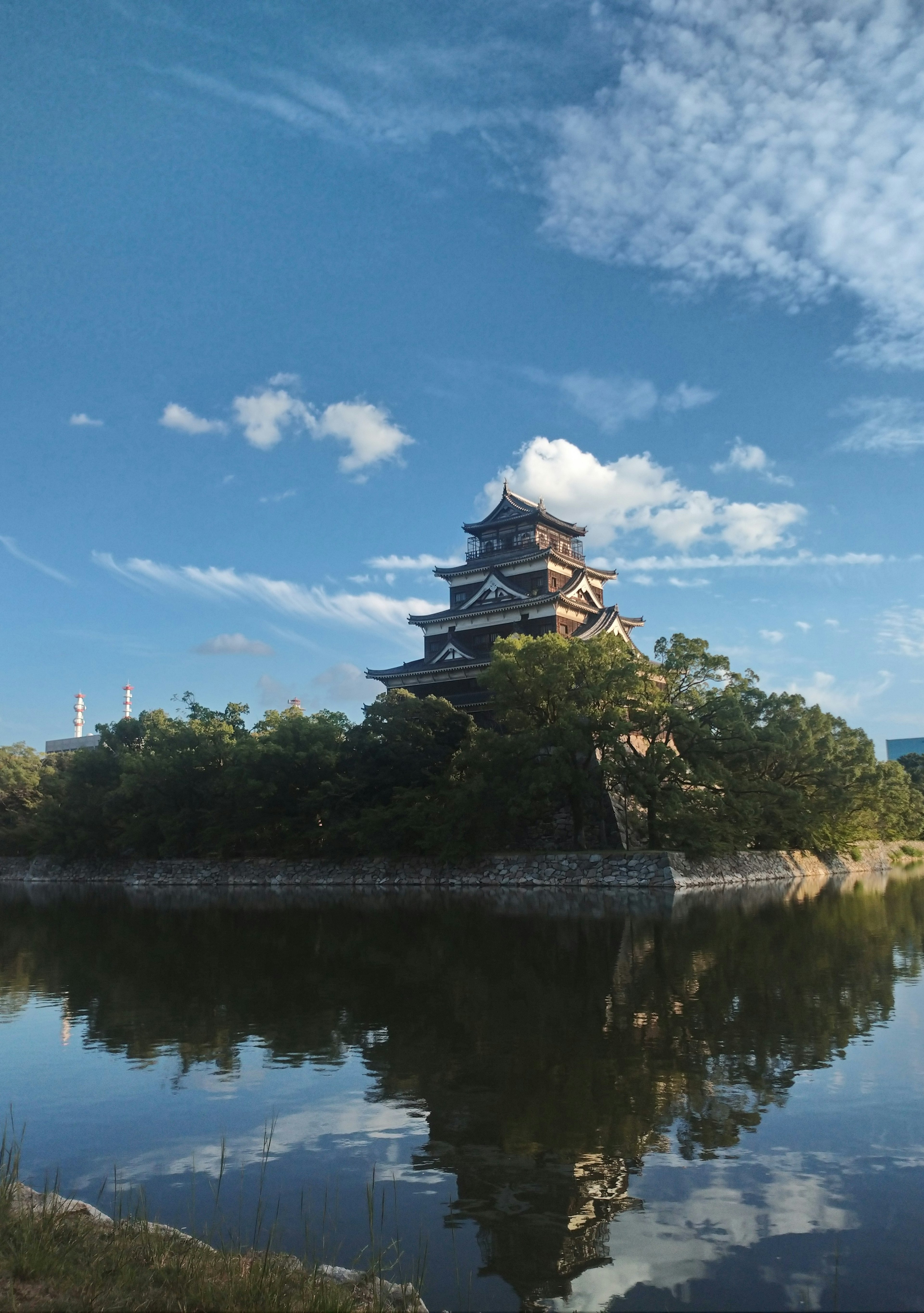 Bellissimo castello sotto un cielo blu con il suo riflesso