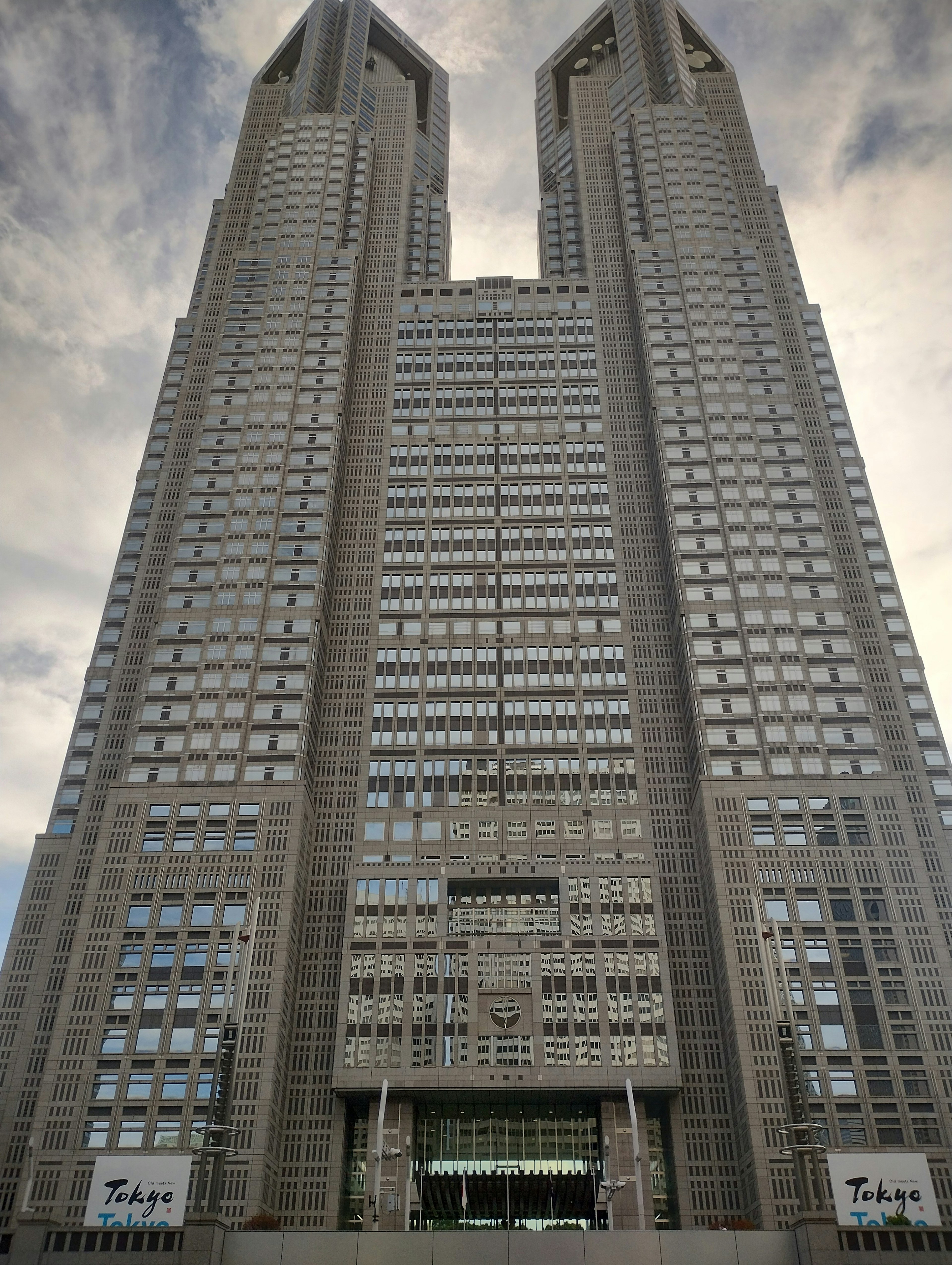 Edificio del governo metropolitano di Tokyo con torri gemelle e architettura moderna