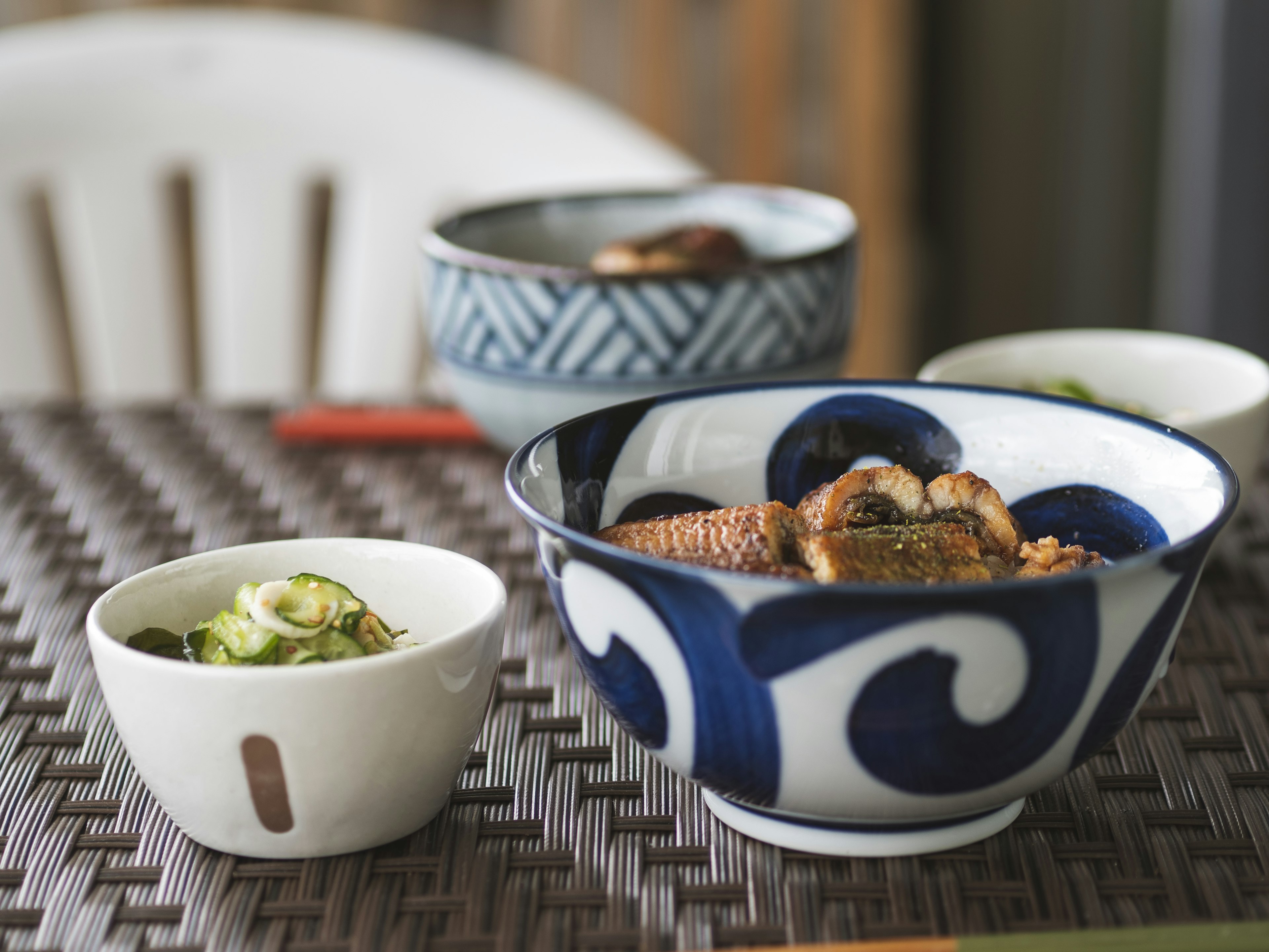 Platos japoneses bellamente dispuestos sobre una mesa