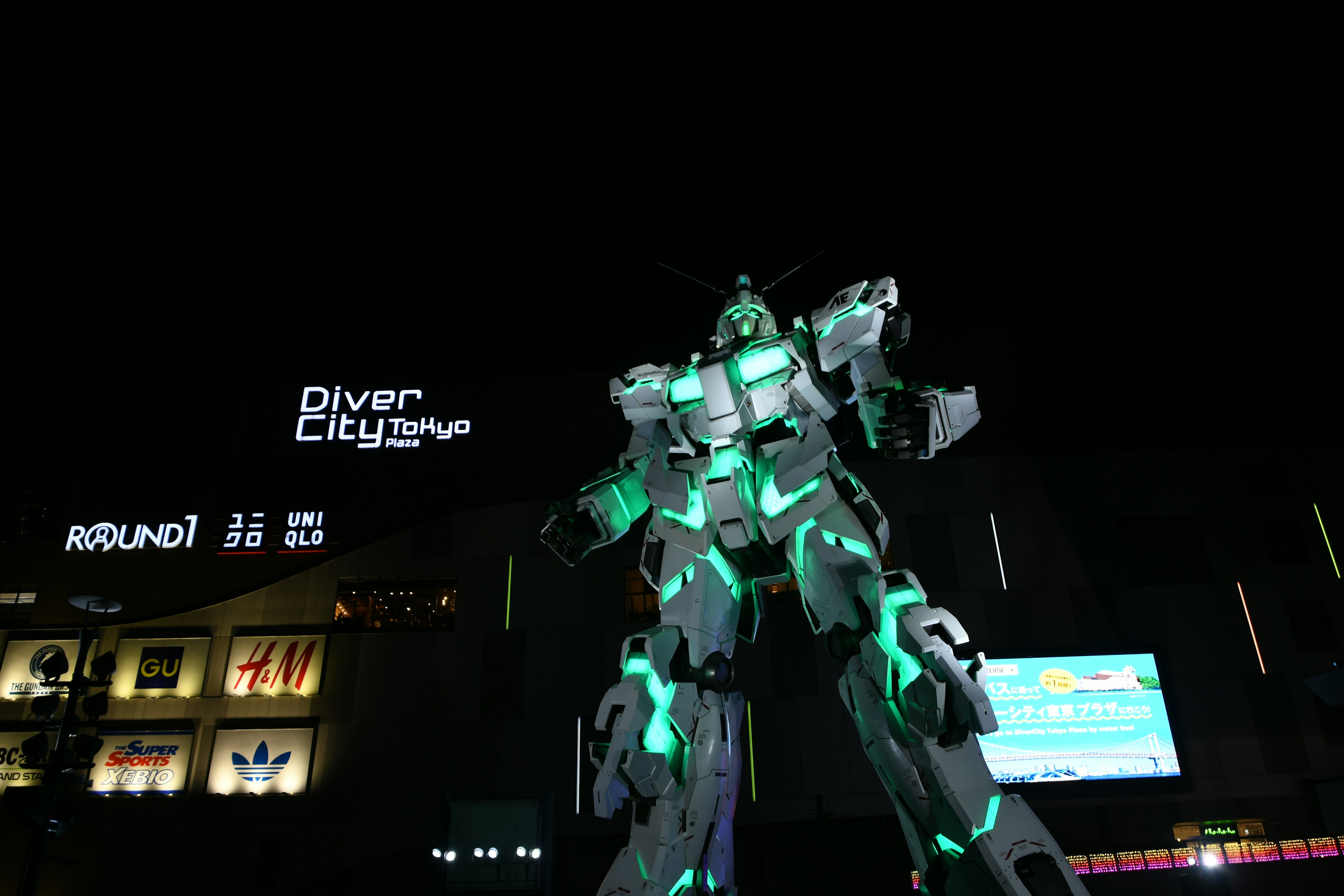 Tượng Gundam khổng lồ tại DiverCity Tokyo phát sáng màu xanh ngọc vào ban đêm