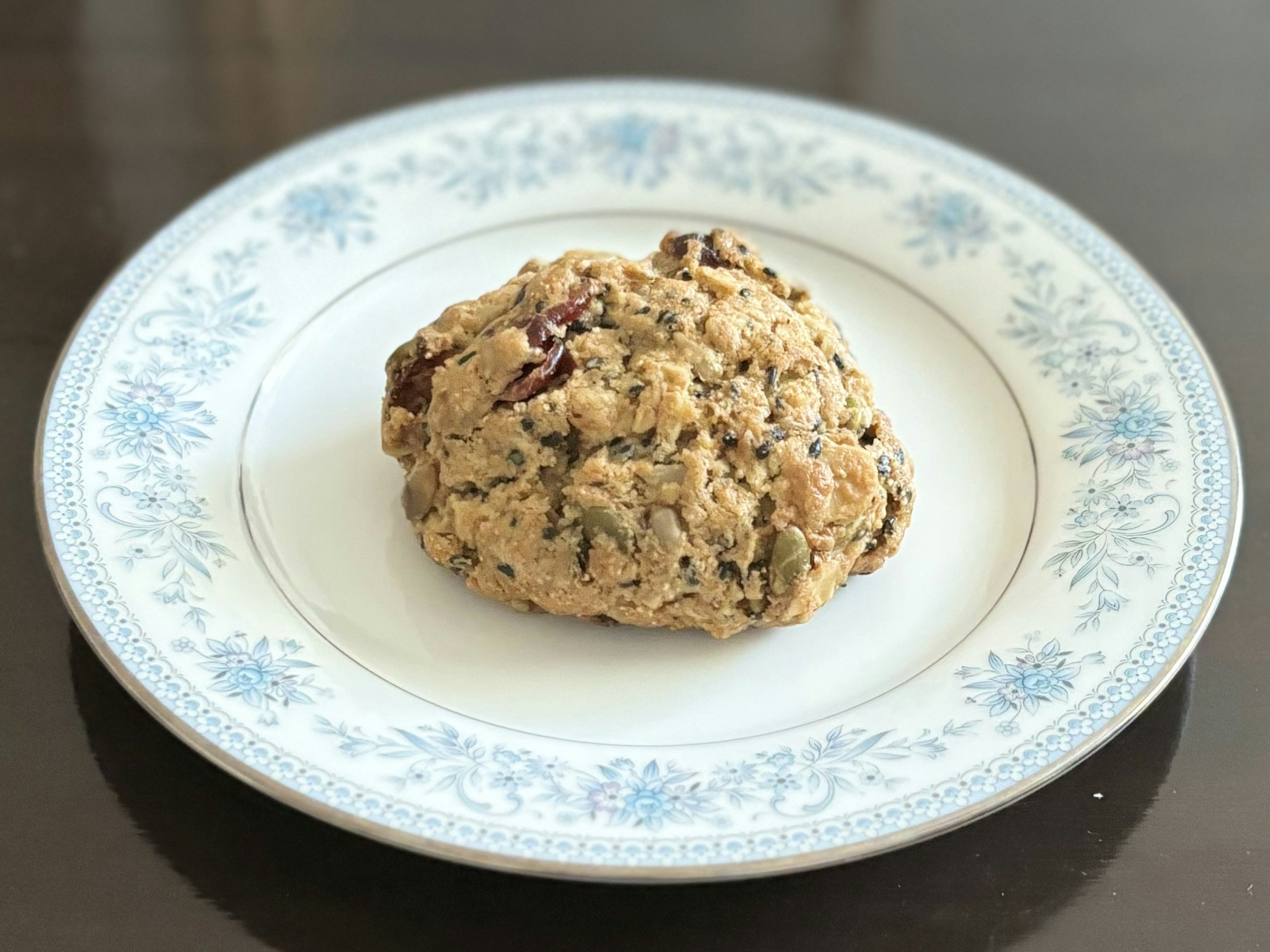 Una galleta horneada en un plato con flores azules