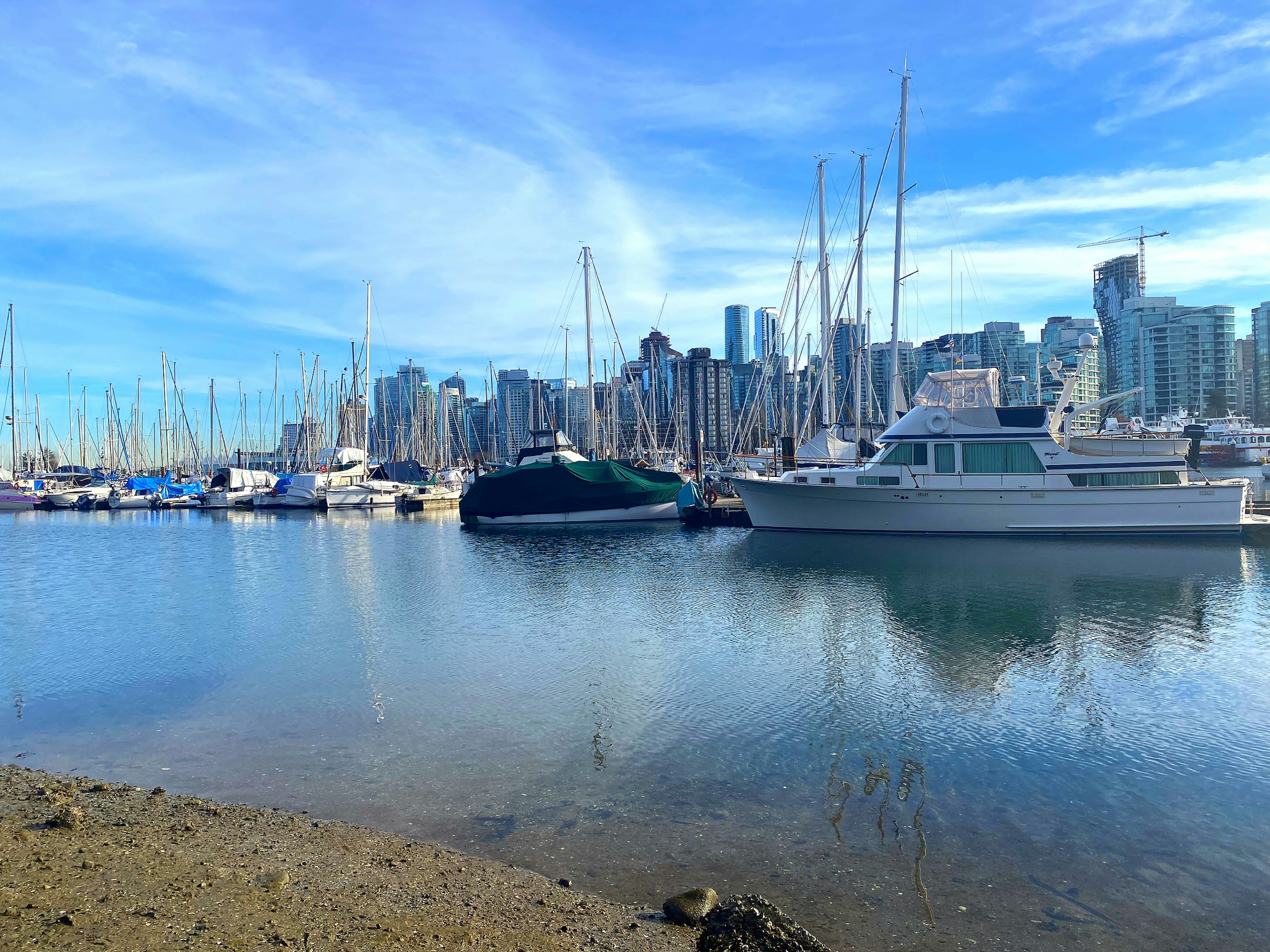 Yacht yang berlabuh di tepi laut Vancouver dengan latar belakang cakrawala