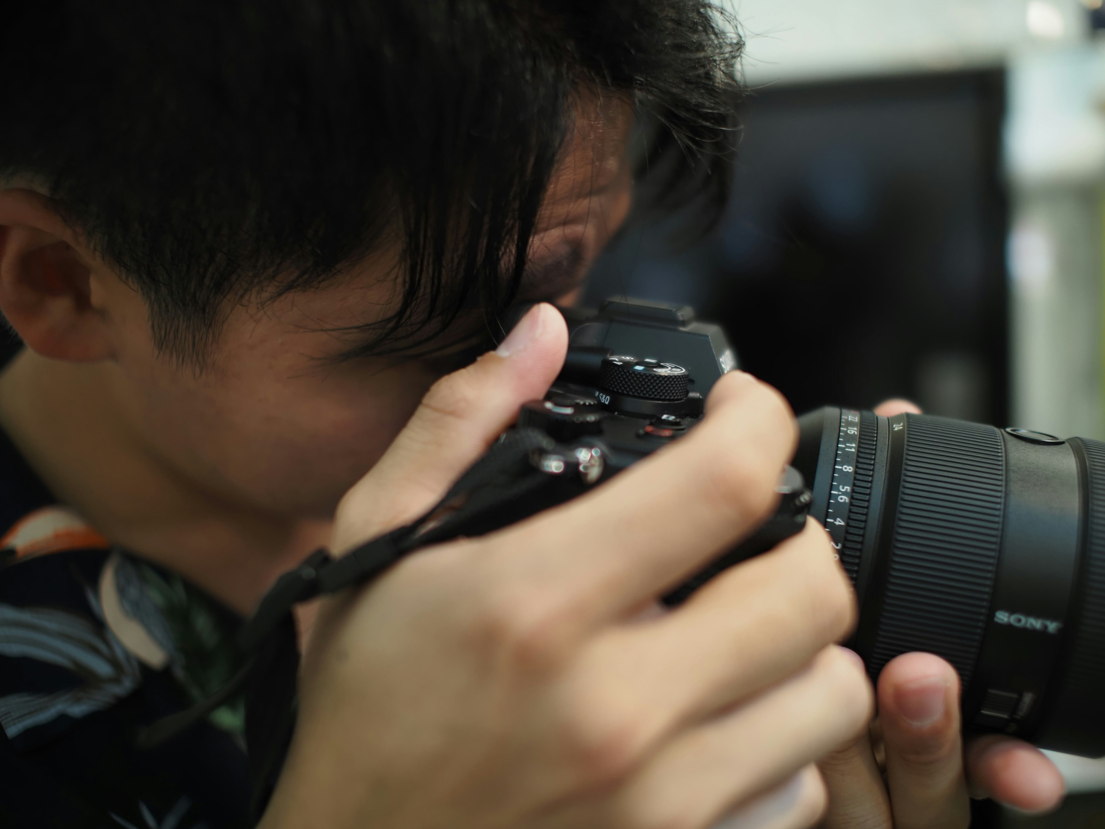 カメラを構える若い男性のクローズアップ写真