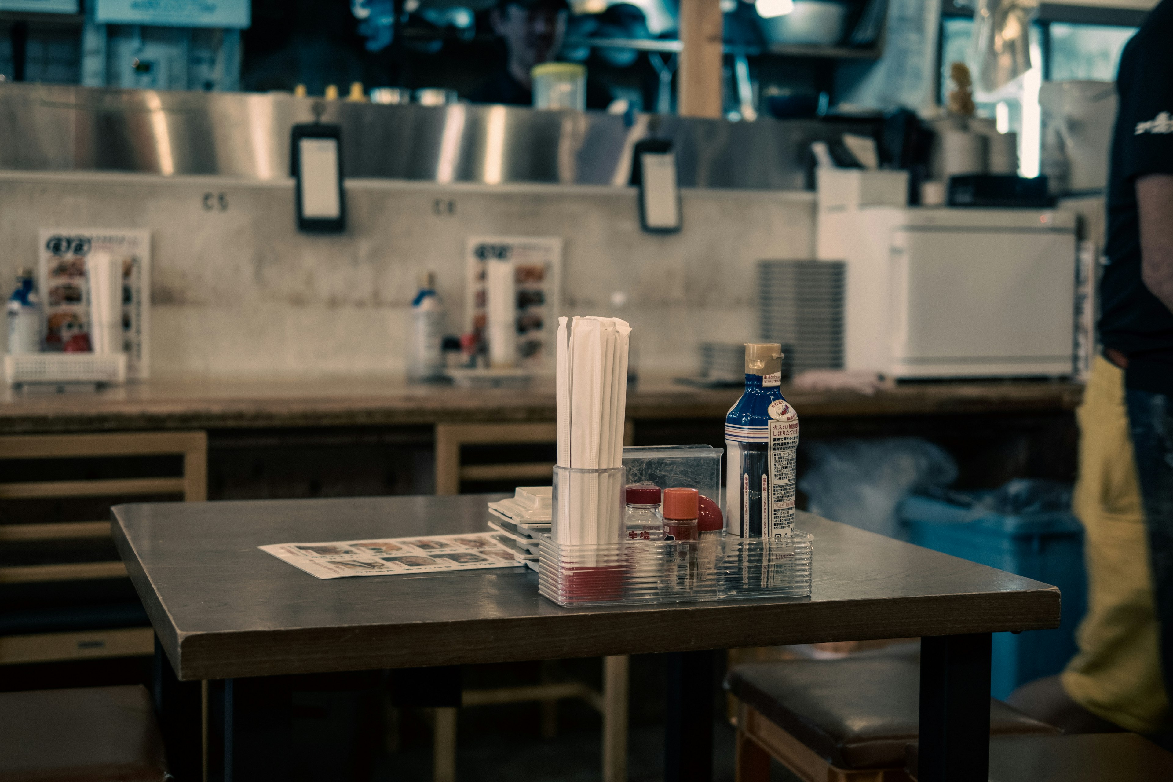 Table avec des condiments et un menu dans un restaurant