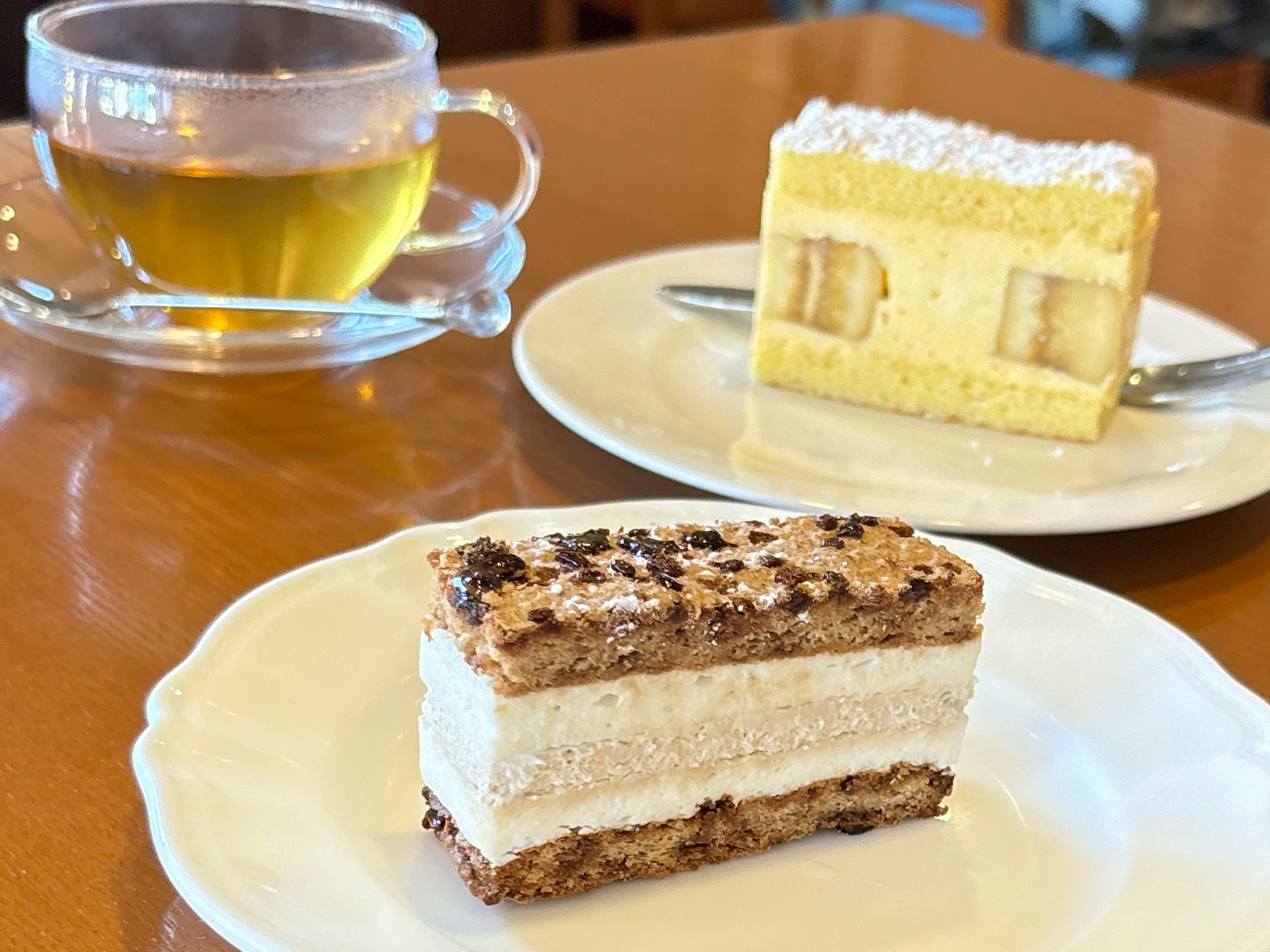 お茶とケーキが並んでいるカフェの風景