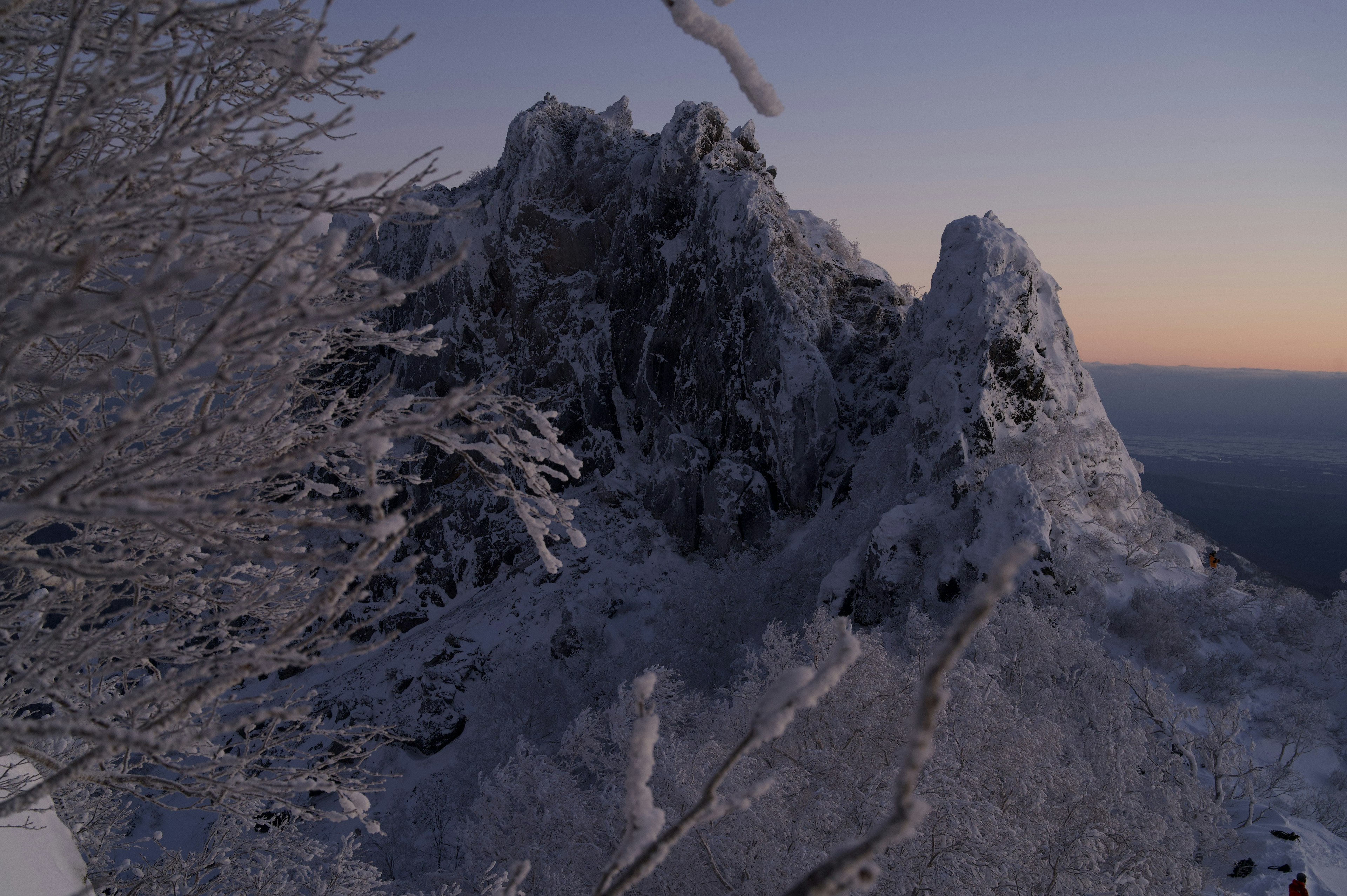 Paysage de montagne enneigé avec un ciel au lever du soleil